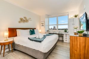 Alquiler Temporario - Stylish Studio King Bed, City View, Hotel Perks & Parking
