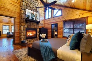 Alquiler Vacacional - 9 Pines - Romantic Couples Mountain Retreat w/ Hot Tub & Outdoor Games  