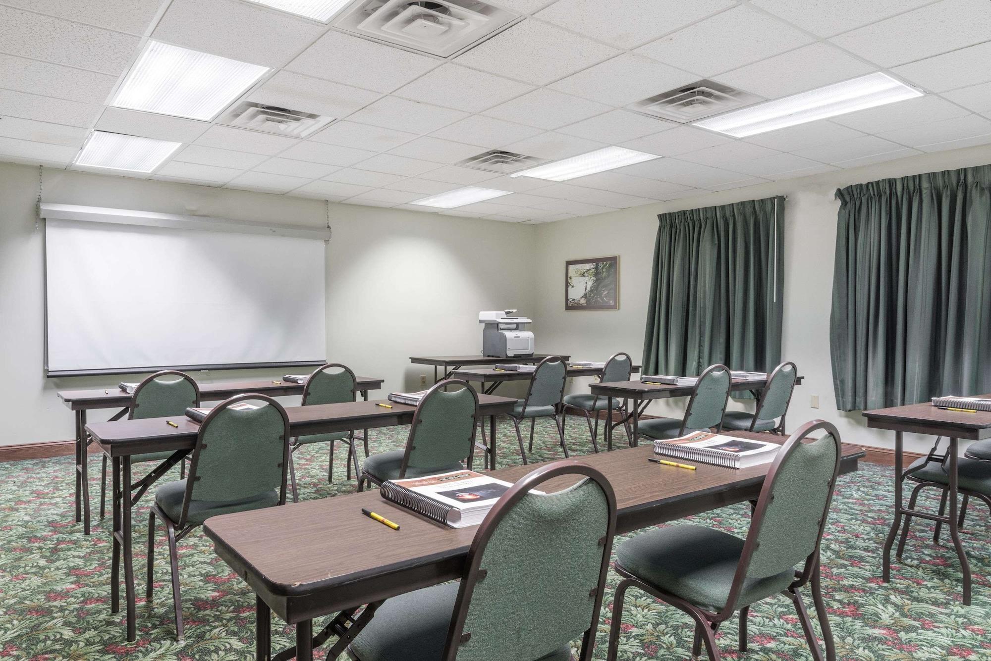 Sala de Reuniones Super 8 by Wyndham Grayson