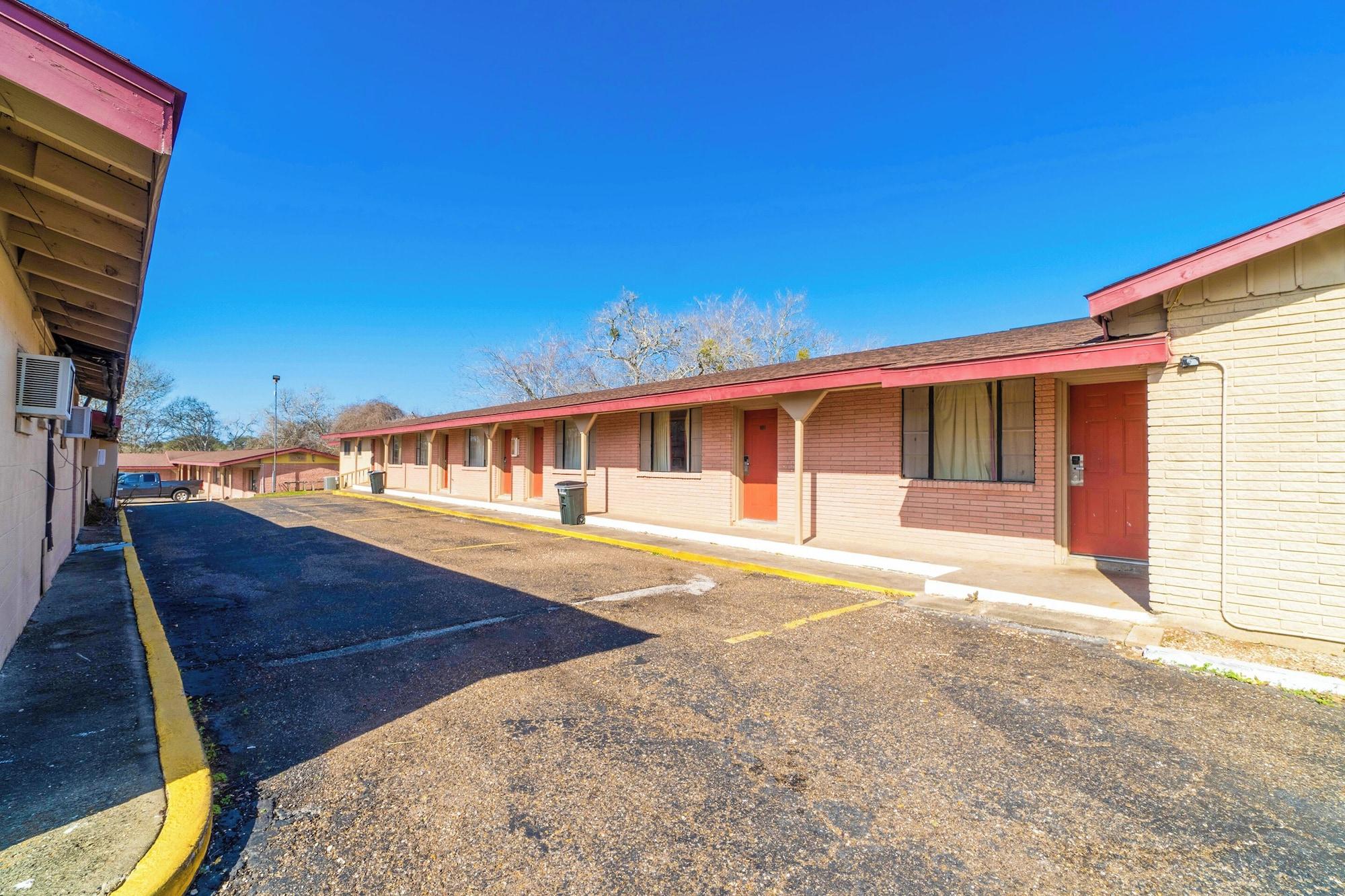 Vista Exterior Capital O Hotel Beeville - US 181