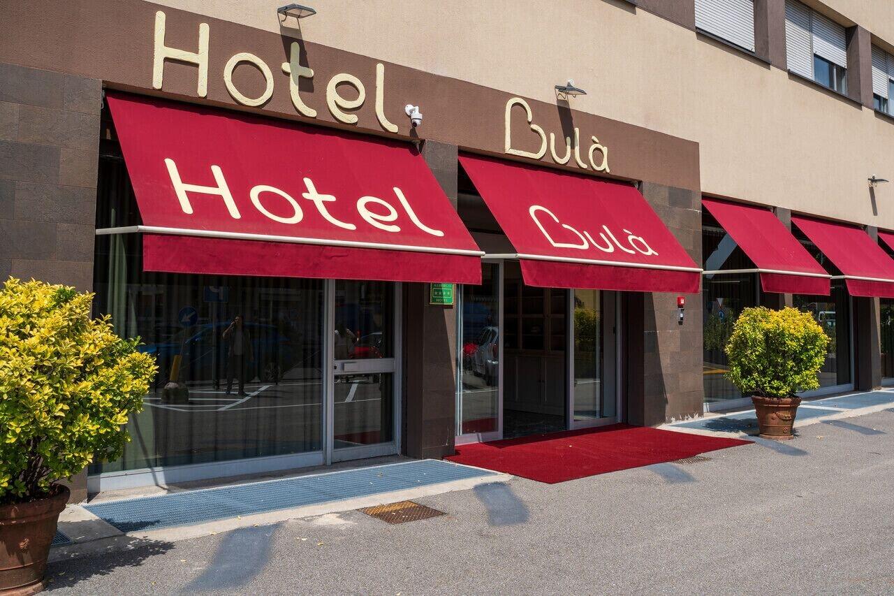 Vista da fachada Hotel Bulà