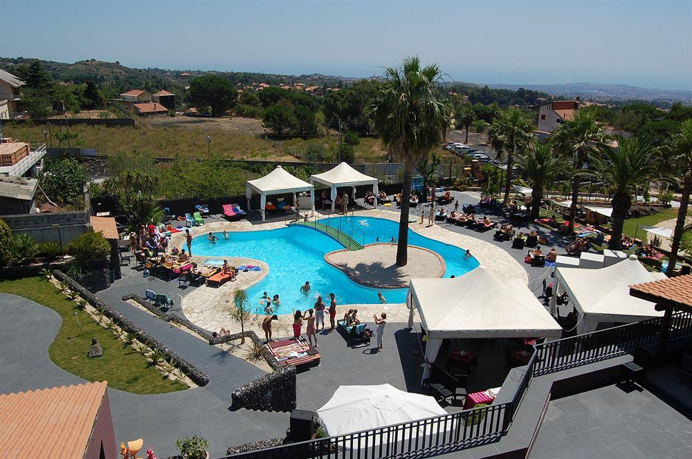 Vista da piscina Hotel Villa Michelangelo