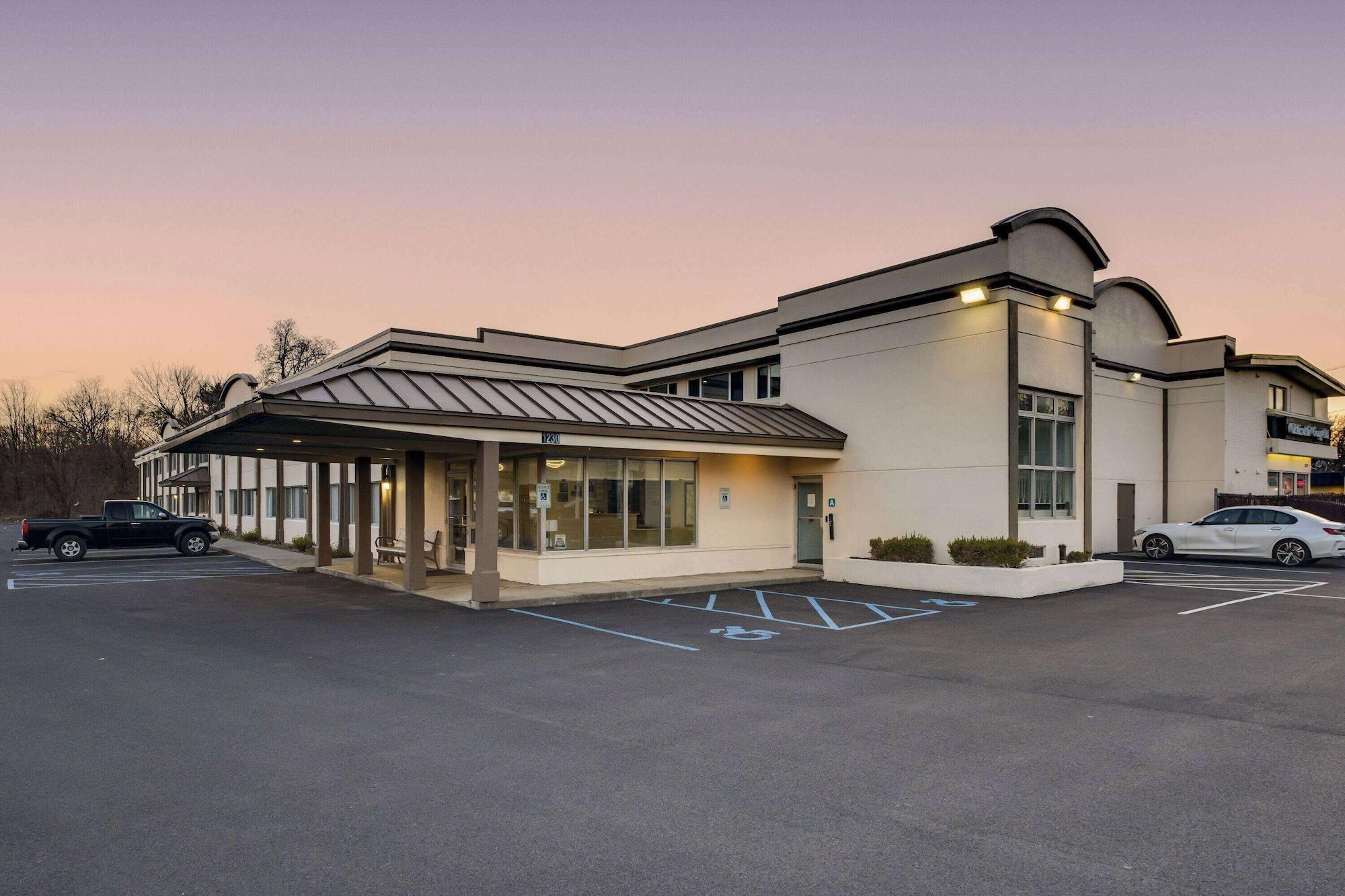 Vista Exterior Days Inn by Wyndham Albany SUNY