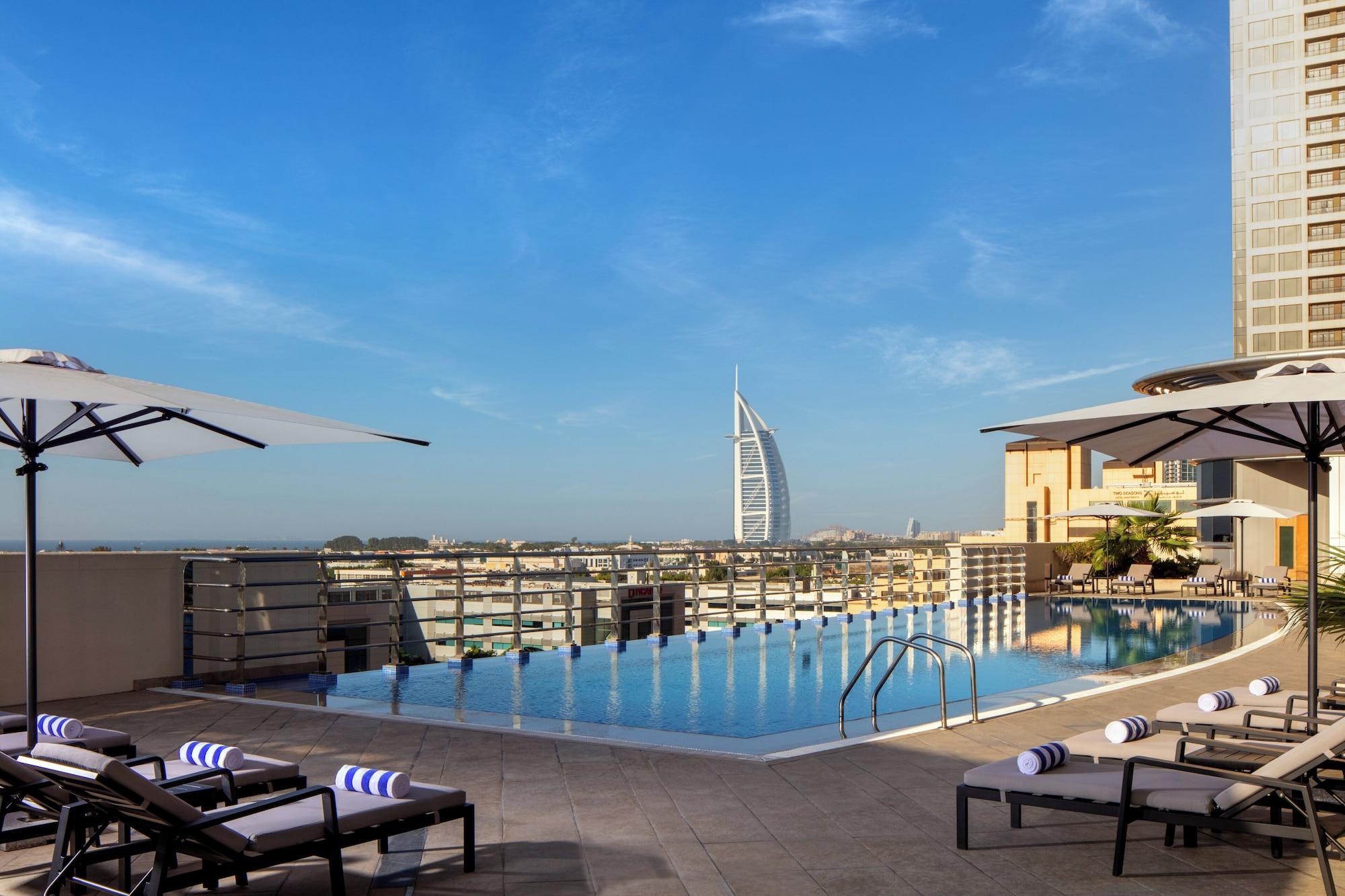 Vista Piscina Staybridge Suites Dubai Internet City by IHG