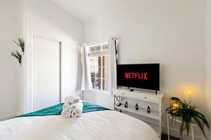 Renta temporal - Modern Oasis: Cozy Retreat Near the Strip
