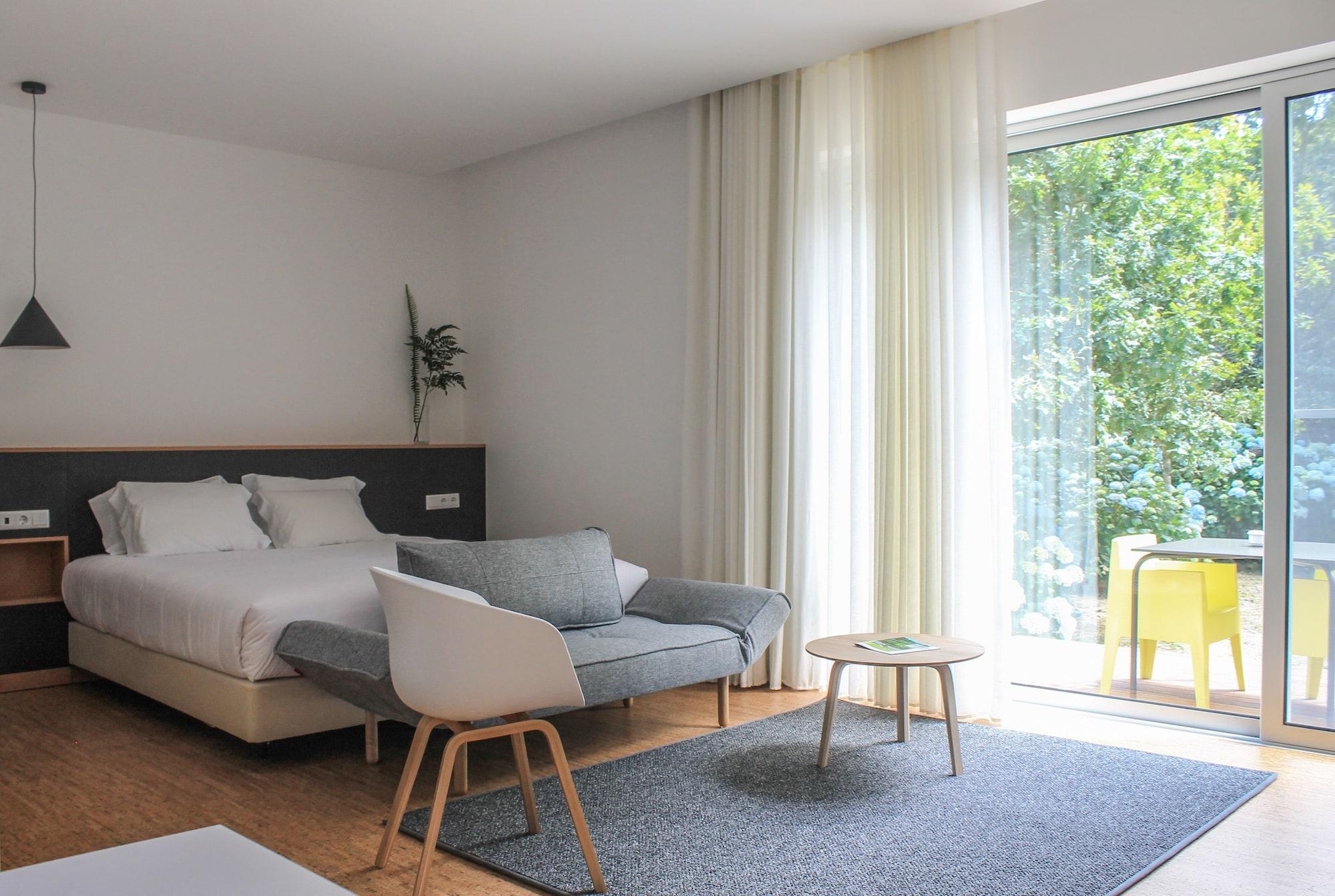Varios Furnas Lake Forest Living
