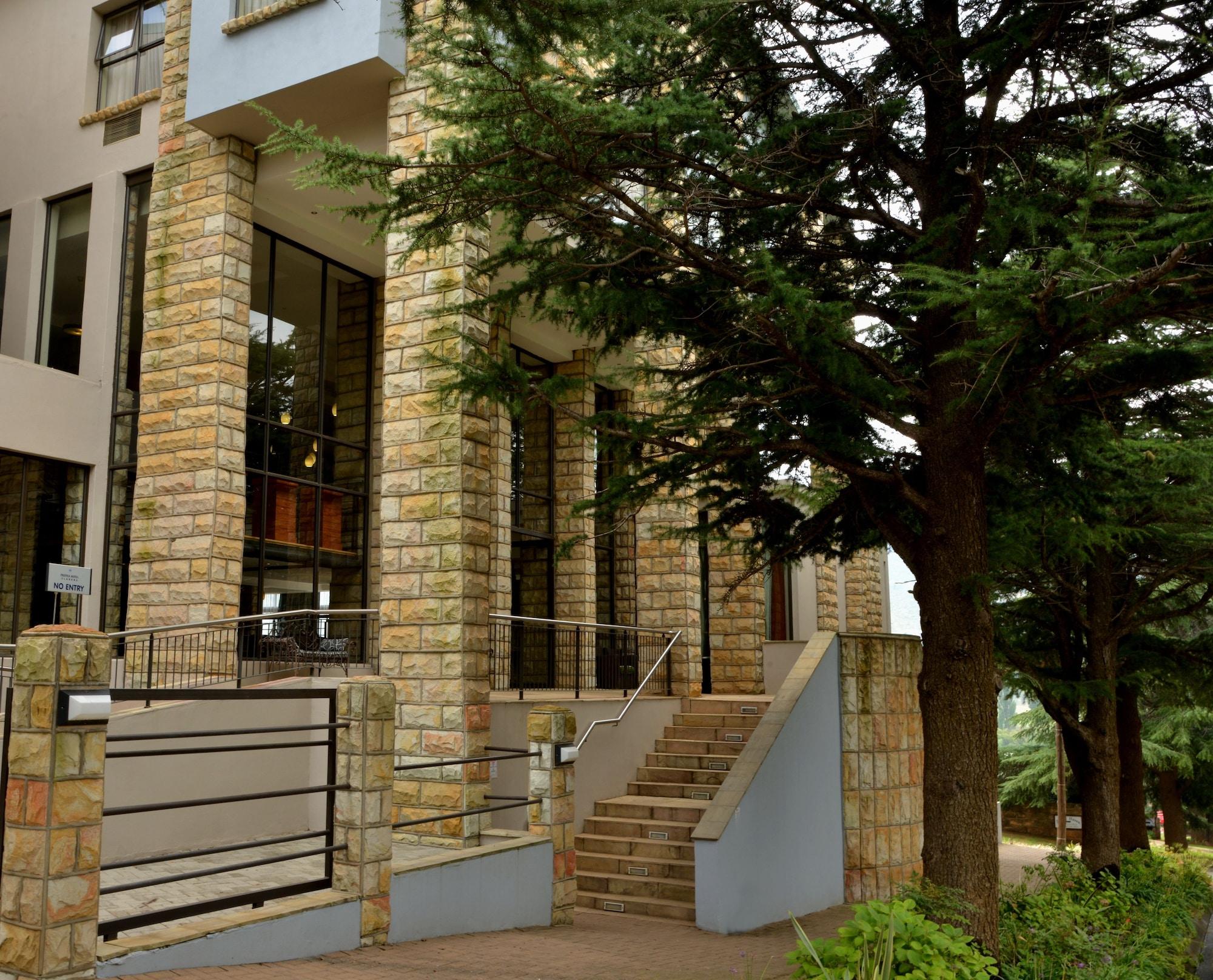 Vista Exterior Protea Hotel by Marriott Clarens