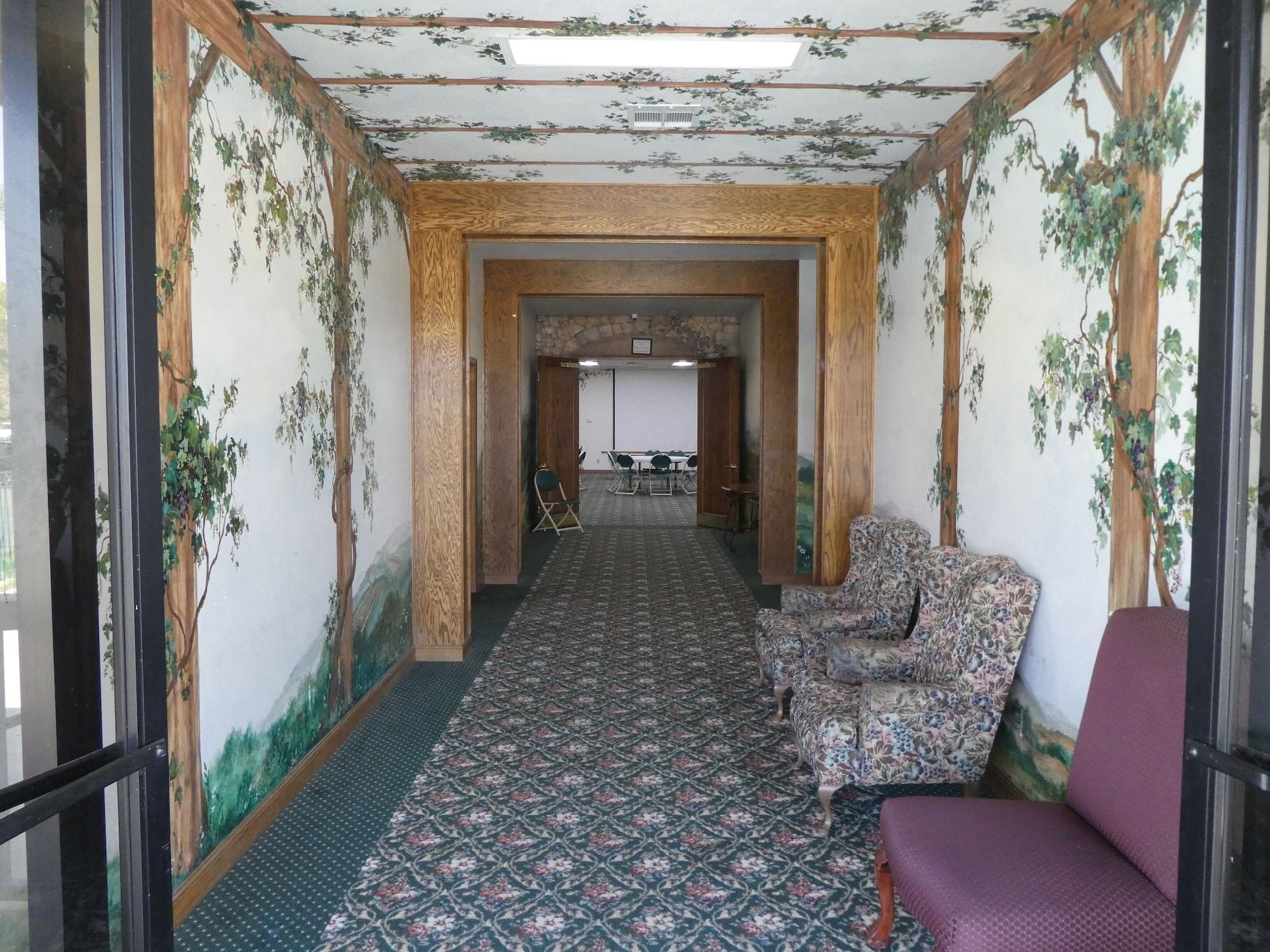 Varios Travelodge by Wyndham Lemoore Near Naval Air Station