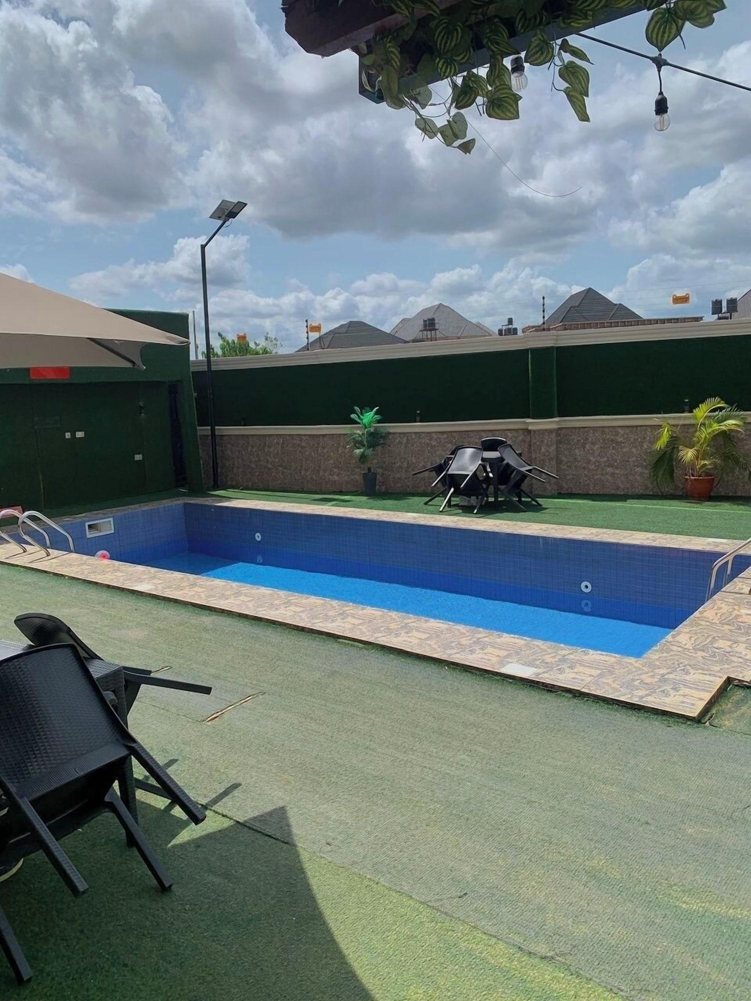 Vista Piscina Leons Hotel and Suite