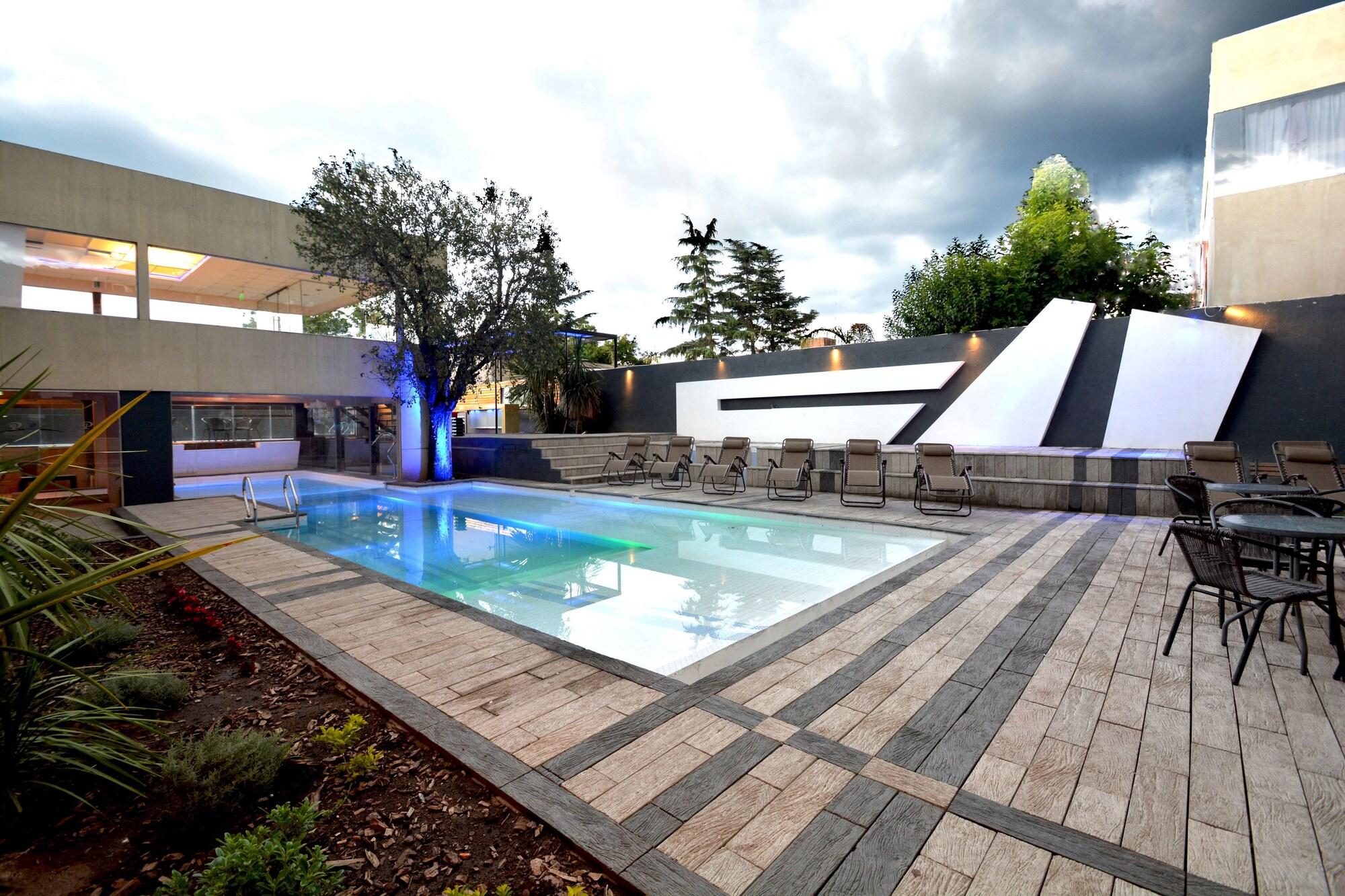 Vista Piscina Piazza Hotel