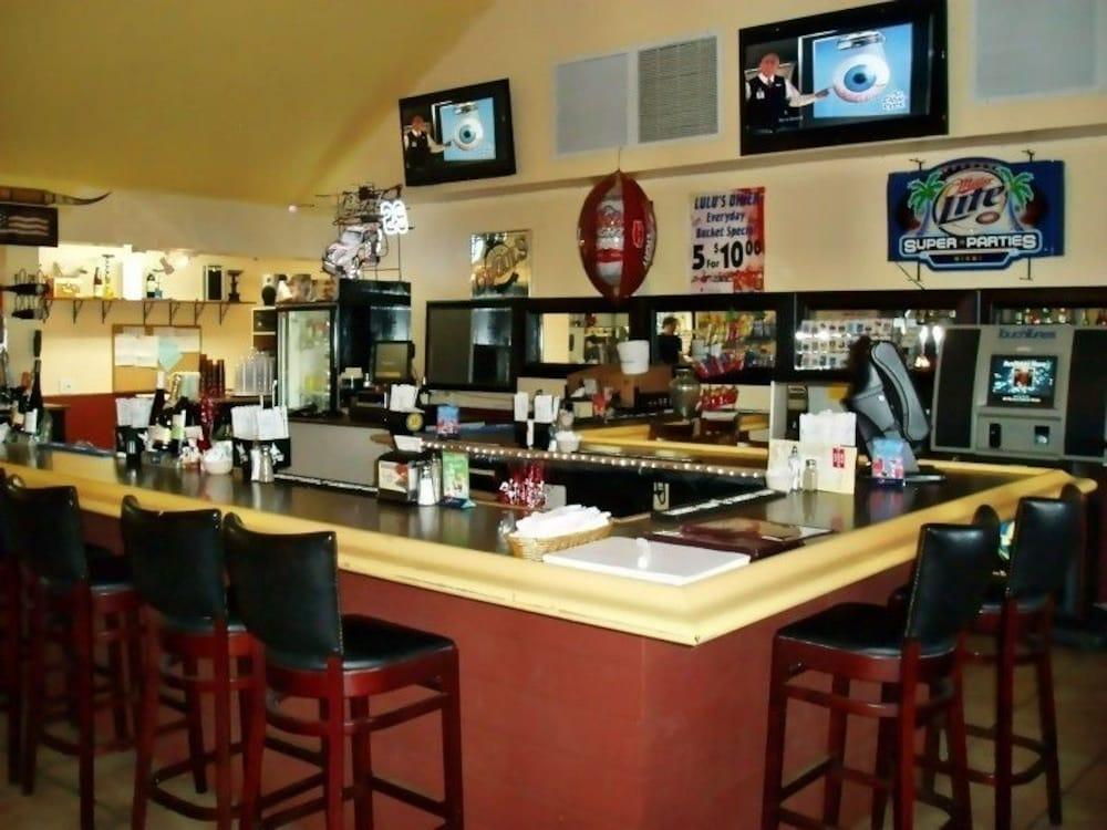 Bar/Lounge Red Carpet Inn Airport/Cruiseport