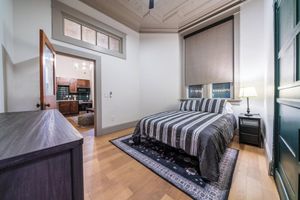 Alquiler Vacacional - The Study - Luxury 2 Bedroom Apartment in Downtown Sedalia with a Fireplace