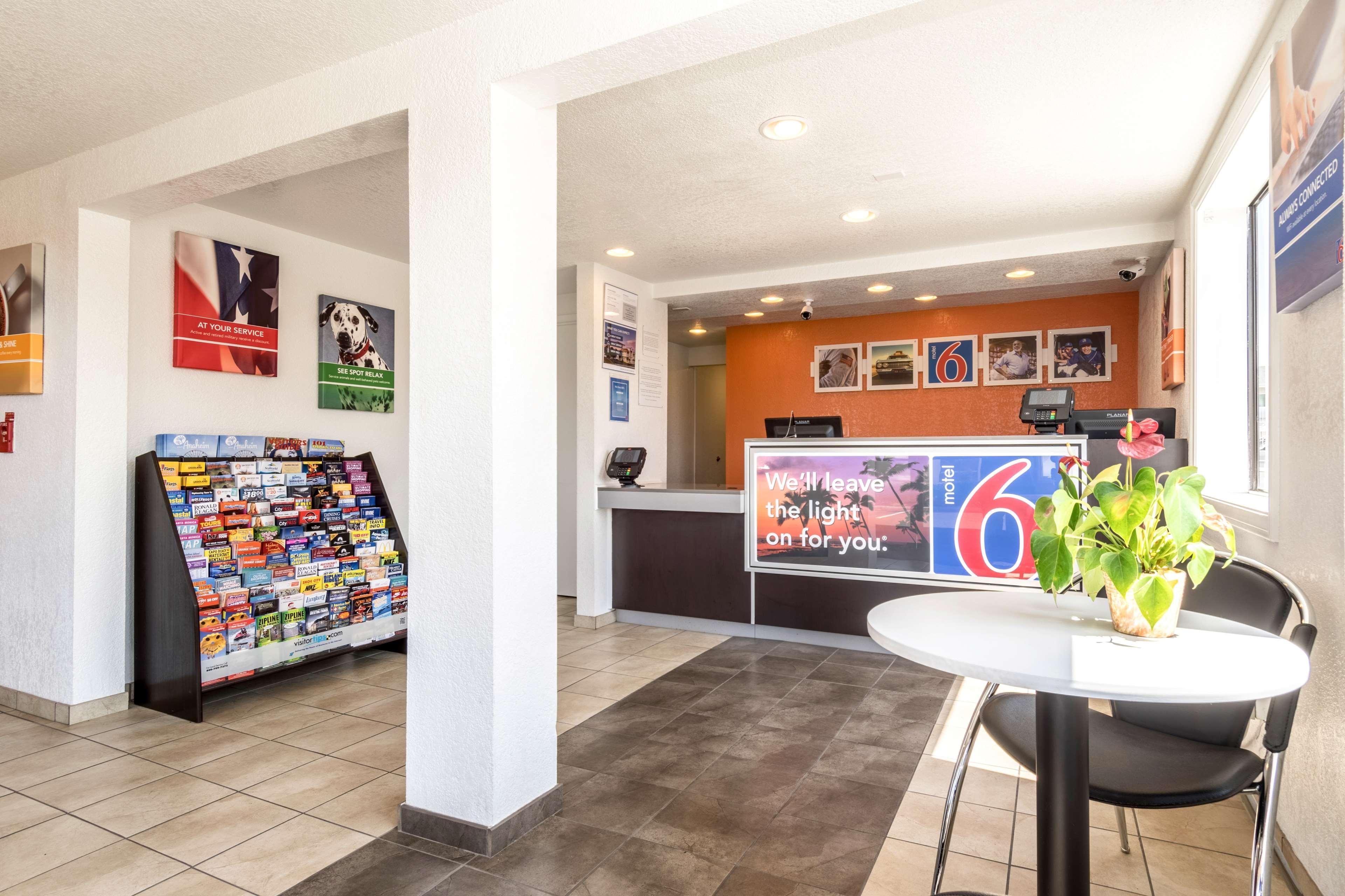 Vista Lobby Motel 6 Anaheim, CA - Fullerton East