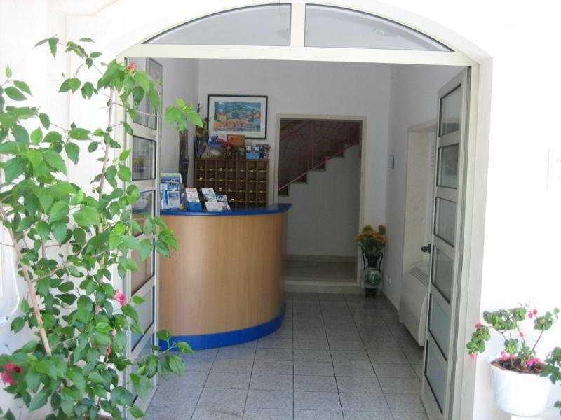 Vista Lobby Villa Daniela