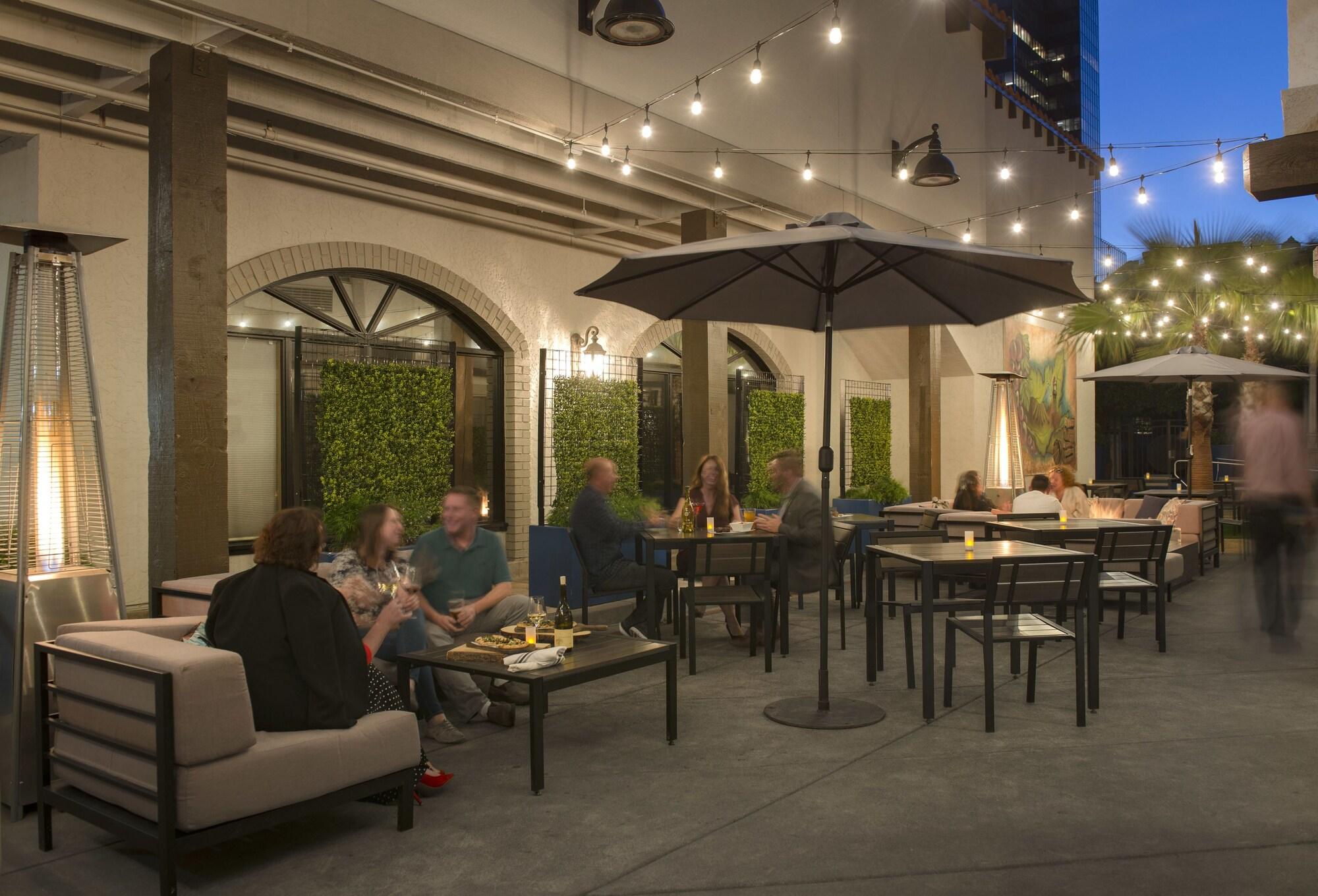Restaurant Doubletree by Hilton Campbell - Pruneyard Plaza