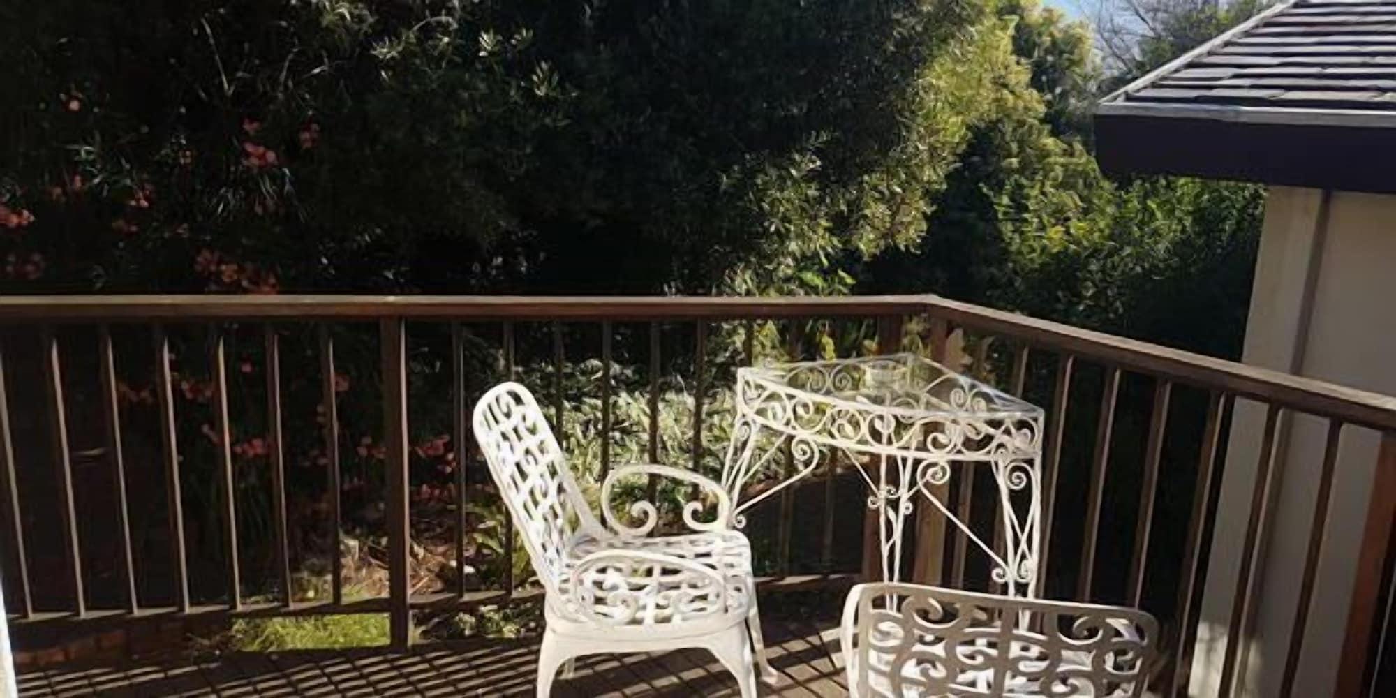 Varios A Queenslin Guesthouse