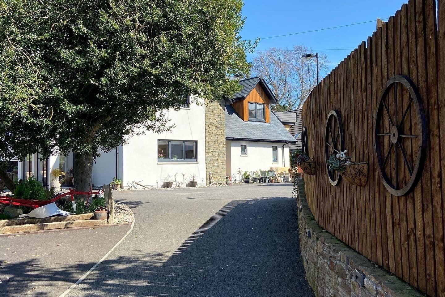 Varios Pinewood Cottage