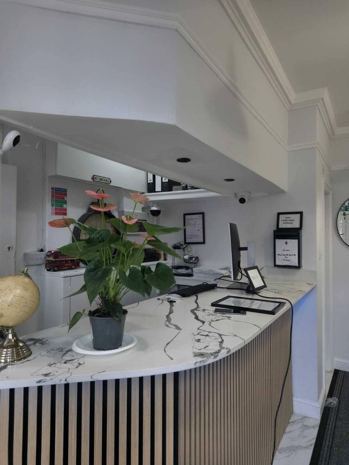 Varios Golders Park Hotel