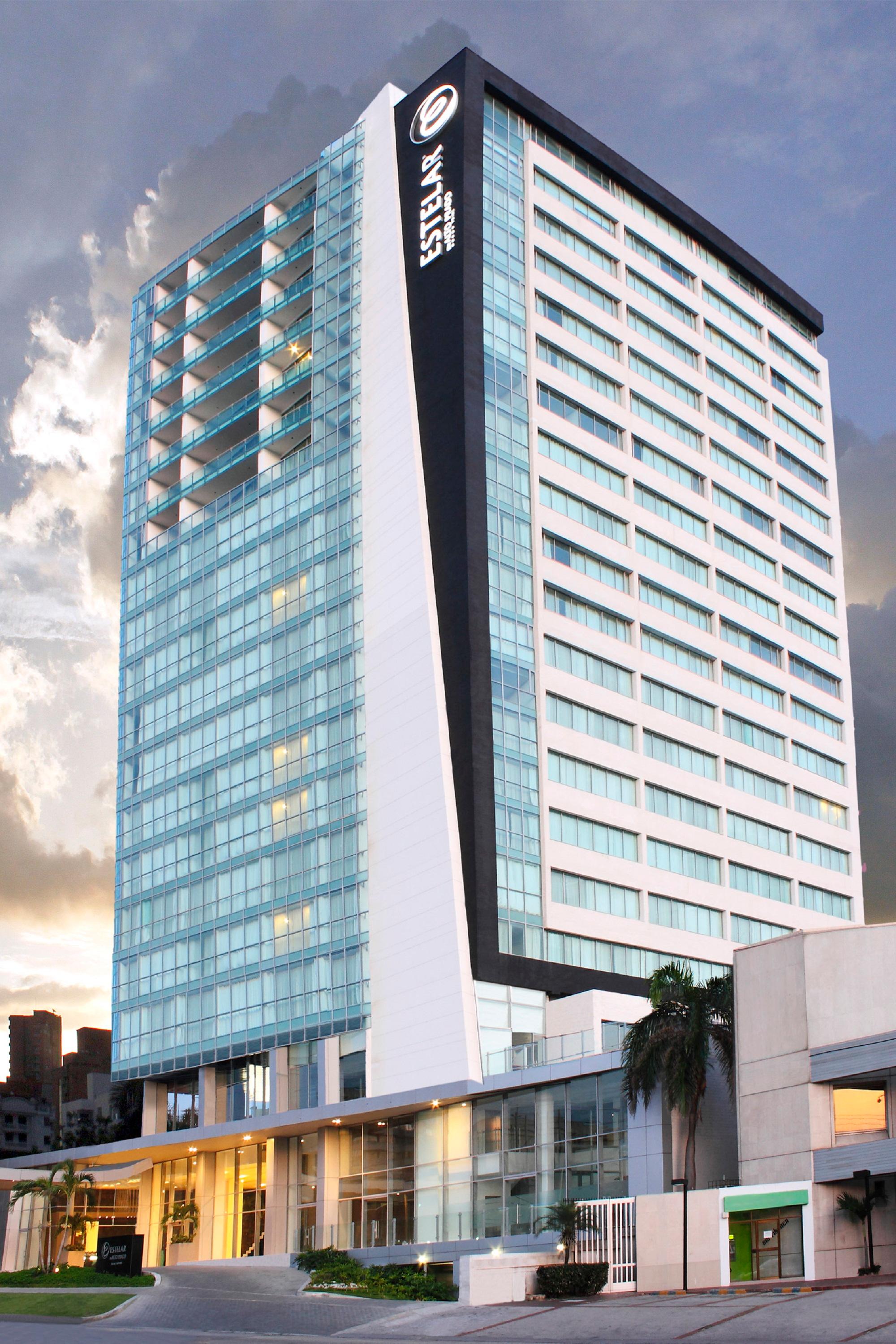 Vista da fachada Hotel Estelar En Alto Prado