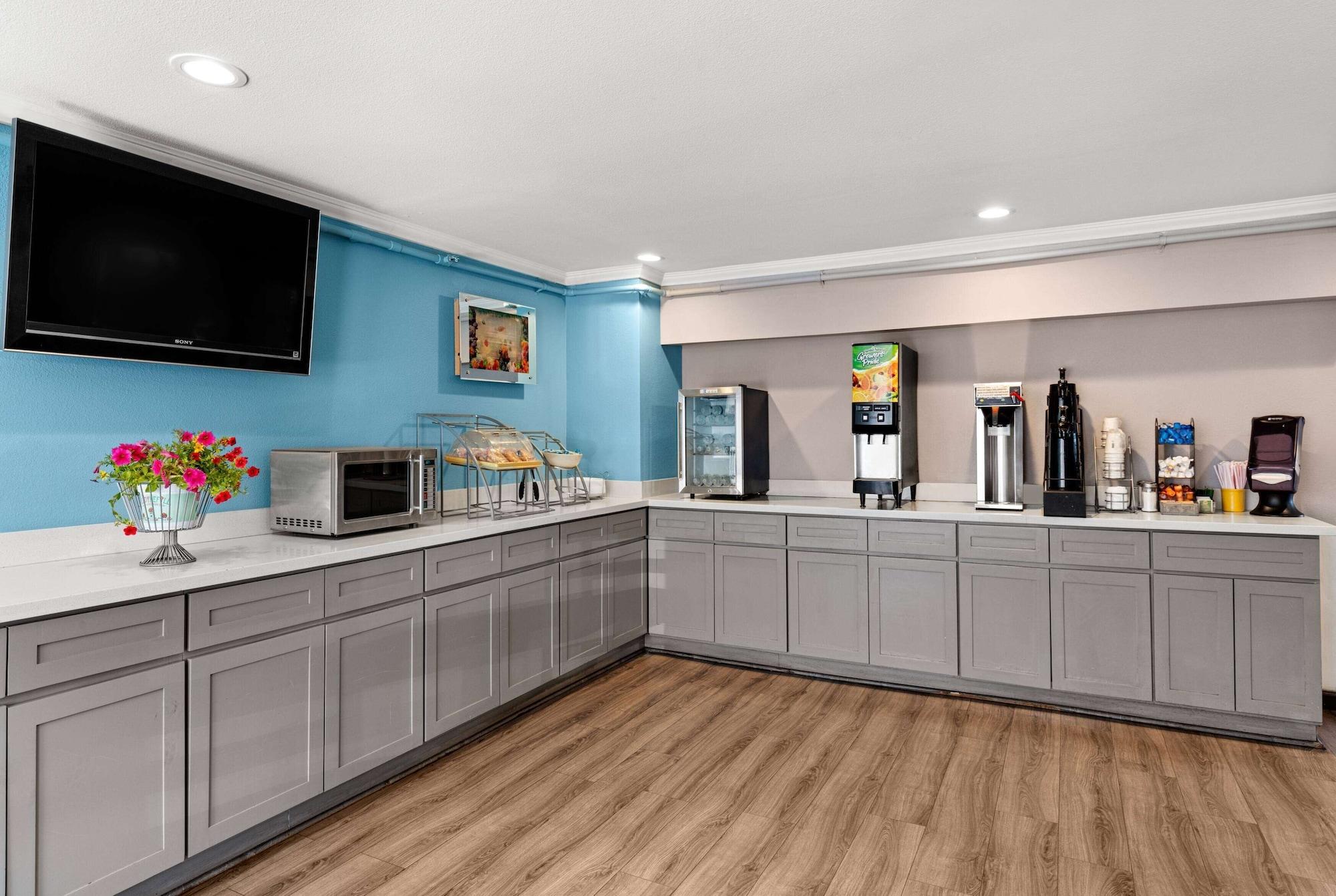 Restaurant Days Inn by Wyndham Lakewood South Tacoma
