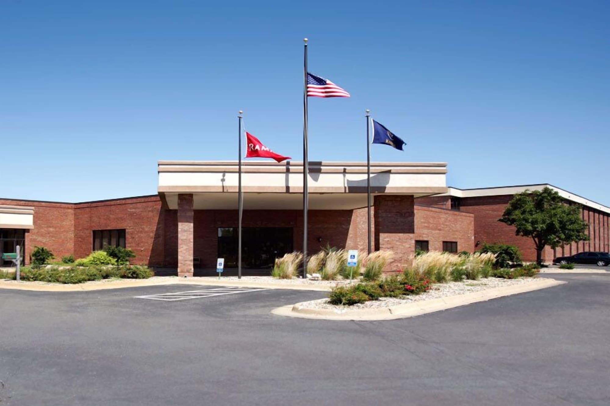 Vista Exterior Salina Ambassador Hotel and Conference Center