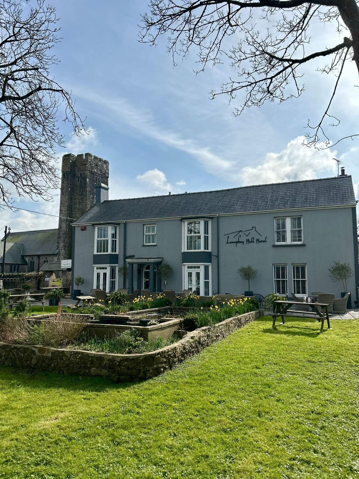 Varios OYO Lamphey Hall