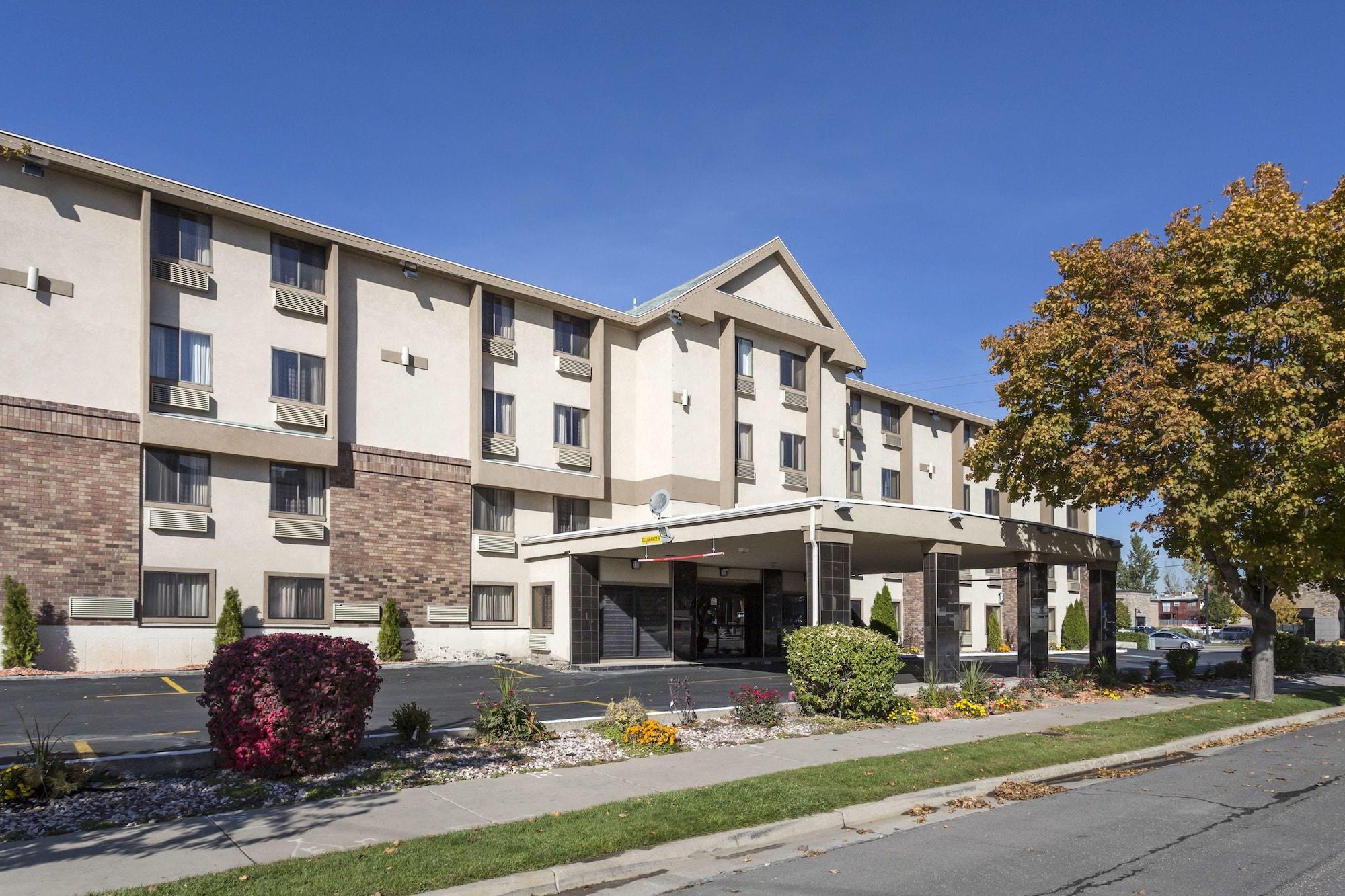 Varios Quality Inn Downtown