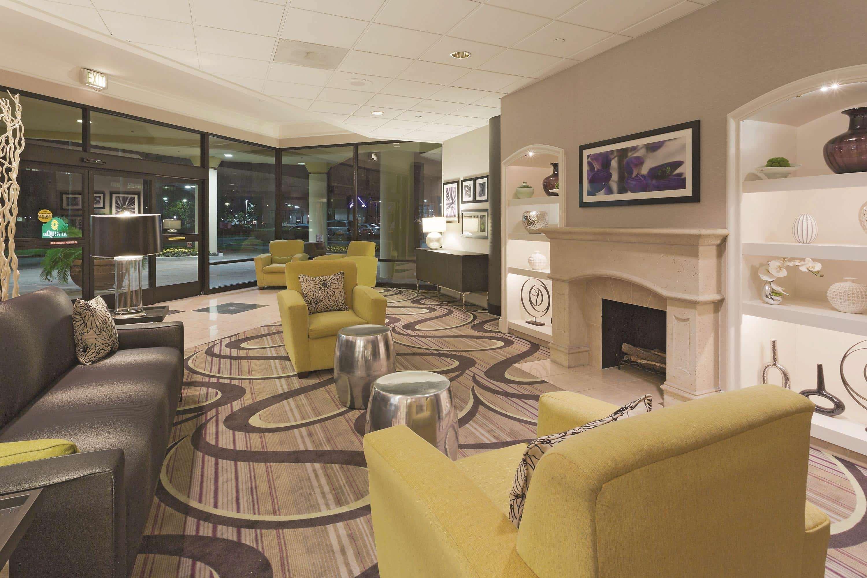 Vista Lobby La Quinta Inn & Suites by Wyndham Buena Park