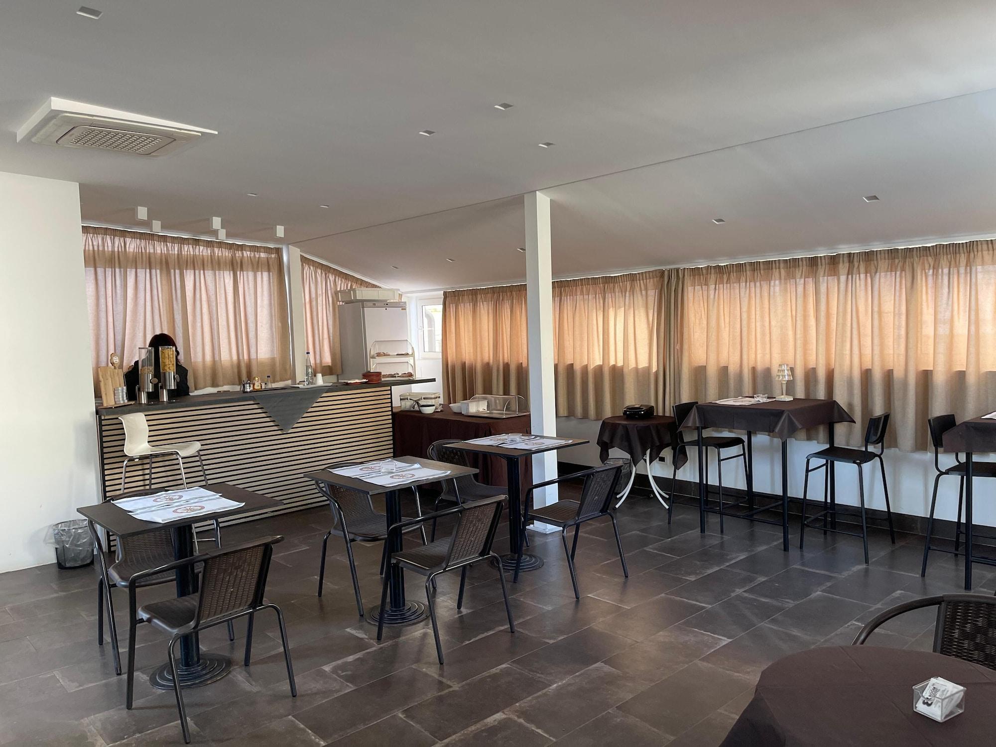 Bar/Salón 8 Room Hotel