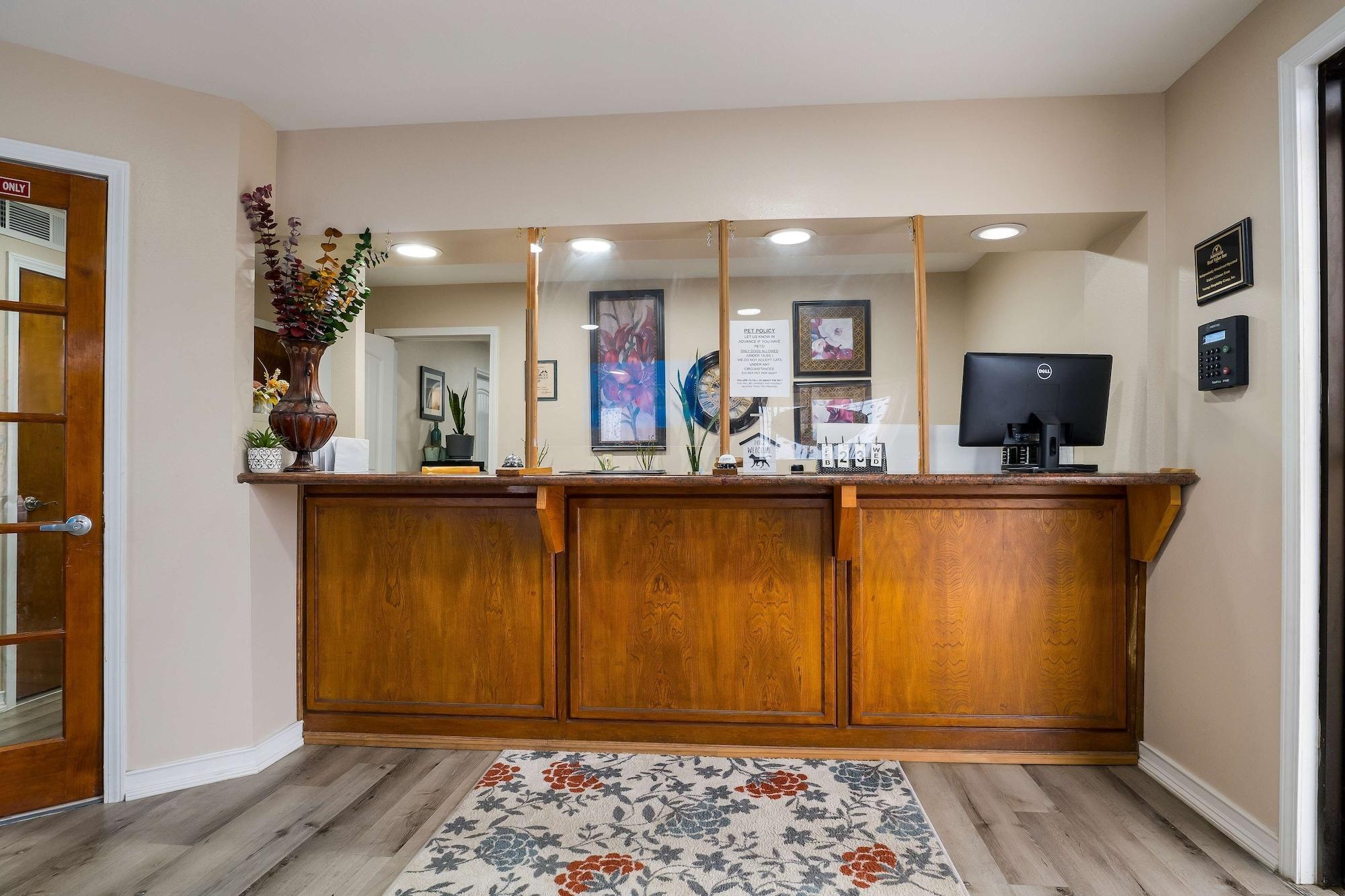 Vista Lobby Americas Best Value Inn Refugio