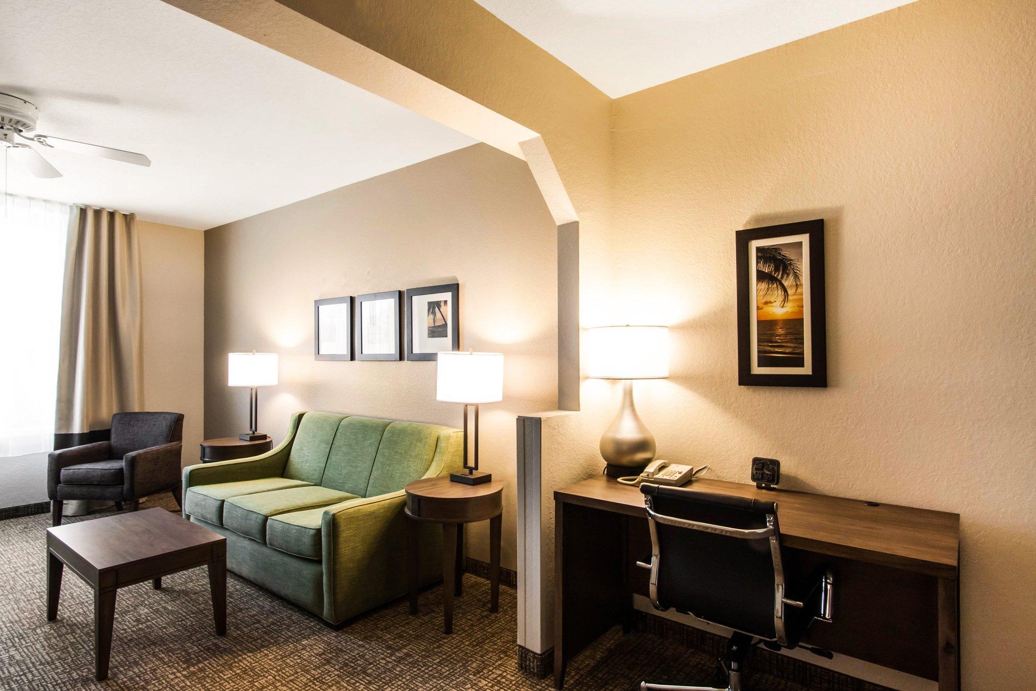 Hotel Comfort Suites Maingate East