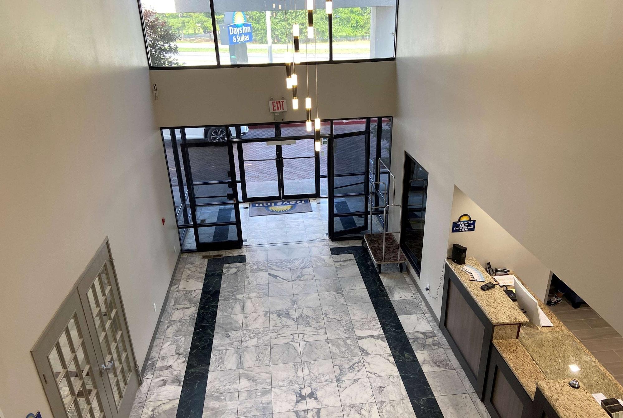 Vista Lobby Days Inn & Suites by Wyndham Tahlequah