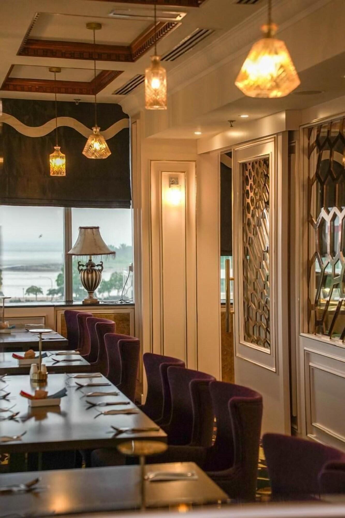 Restaurant New World Suites