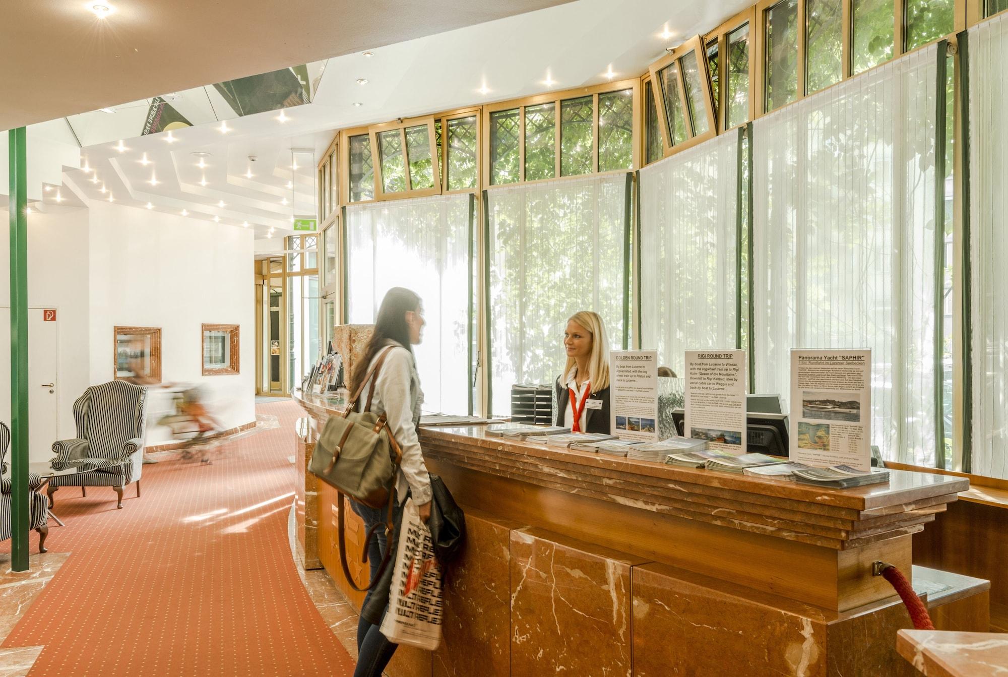 Vista Lobby Hotel Monopol