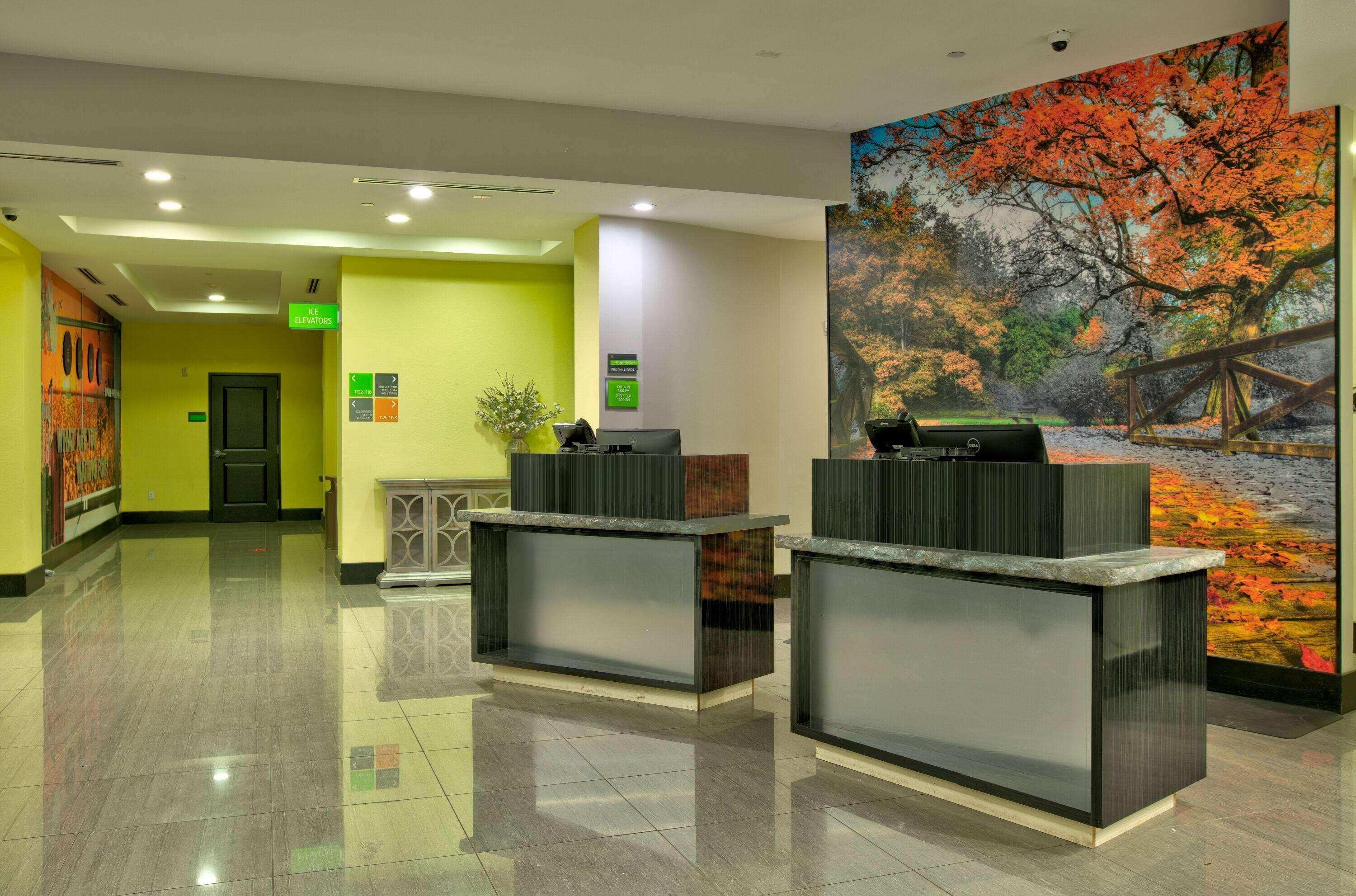 Vista Lobby La Quinta Inn & Suites by Wyndham Lubbock Southwest