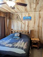 Renta Vacacional - Rustic Cabin/Quiet Area/Next to Forest/Feet From Hiking Trails/Hot Tub/Garage