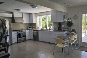 Alquiler Vacacional - Your own beach house, private pool & pickle ball court, steps to beach.