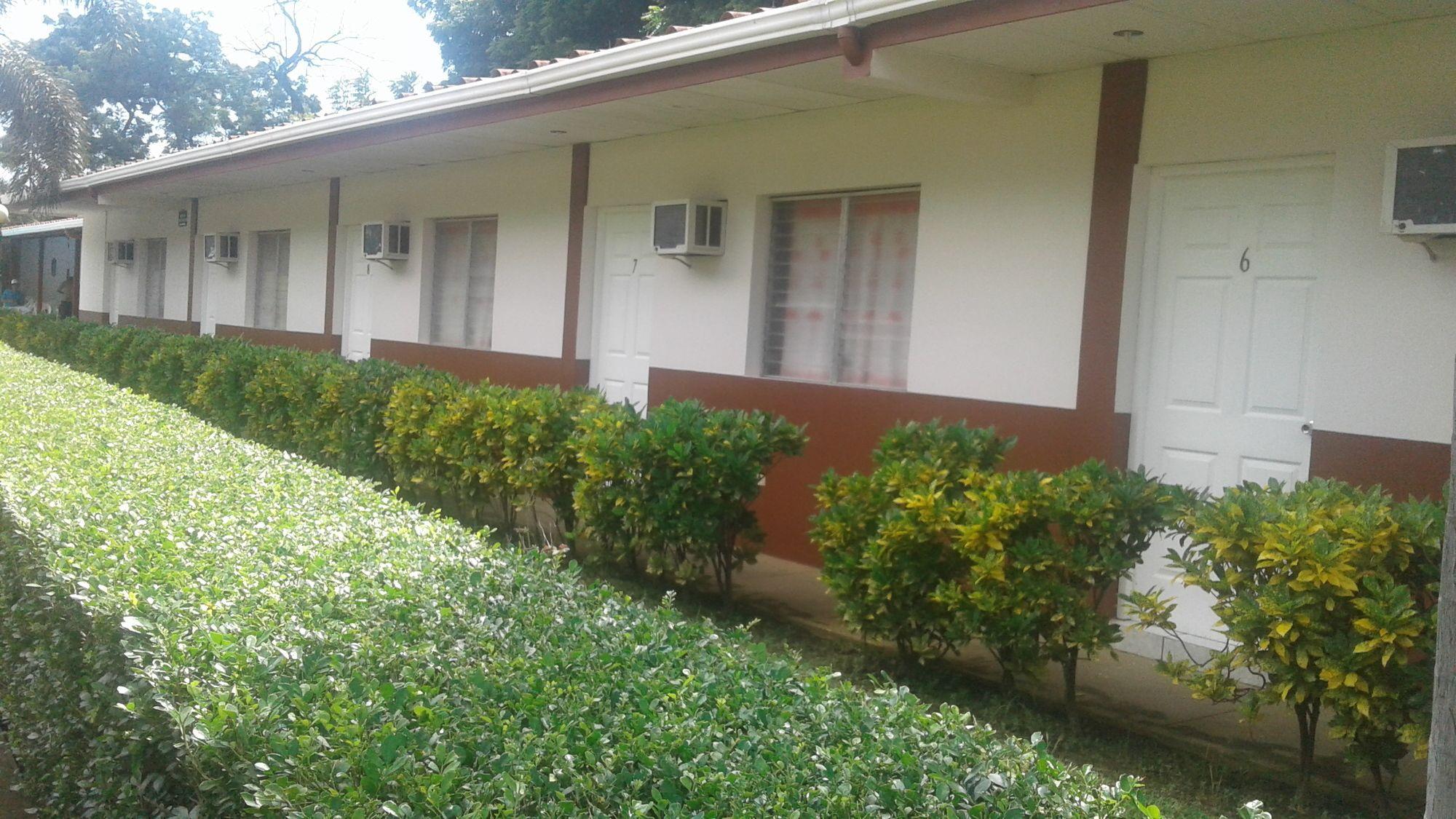 Vista Exterior Hotel y Restaurante Charlie's