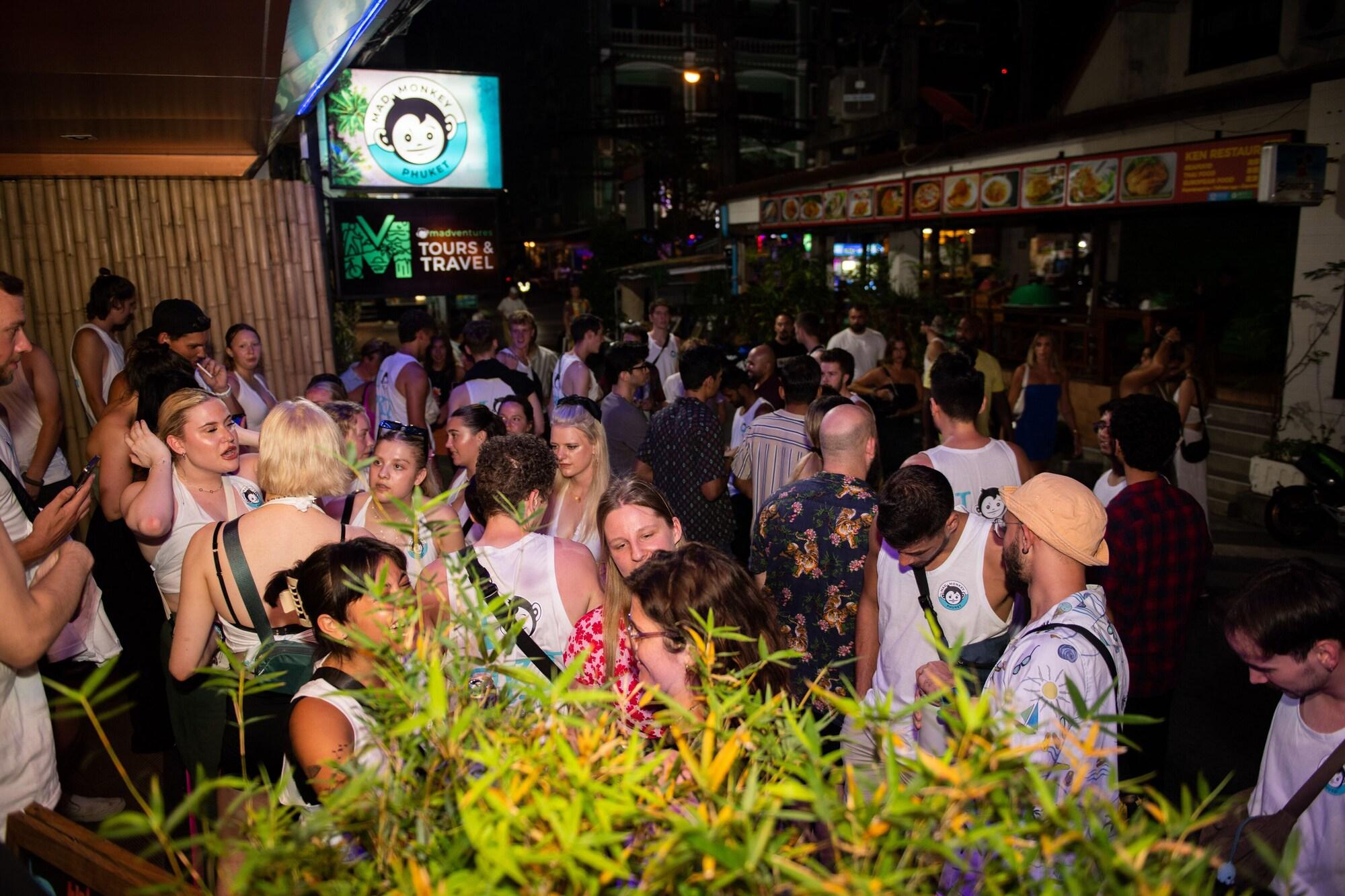 Vista Exterior Mad Monkey Phuket