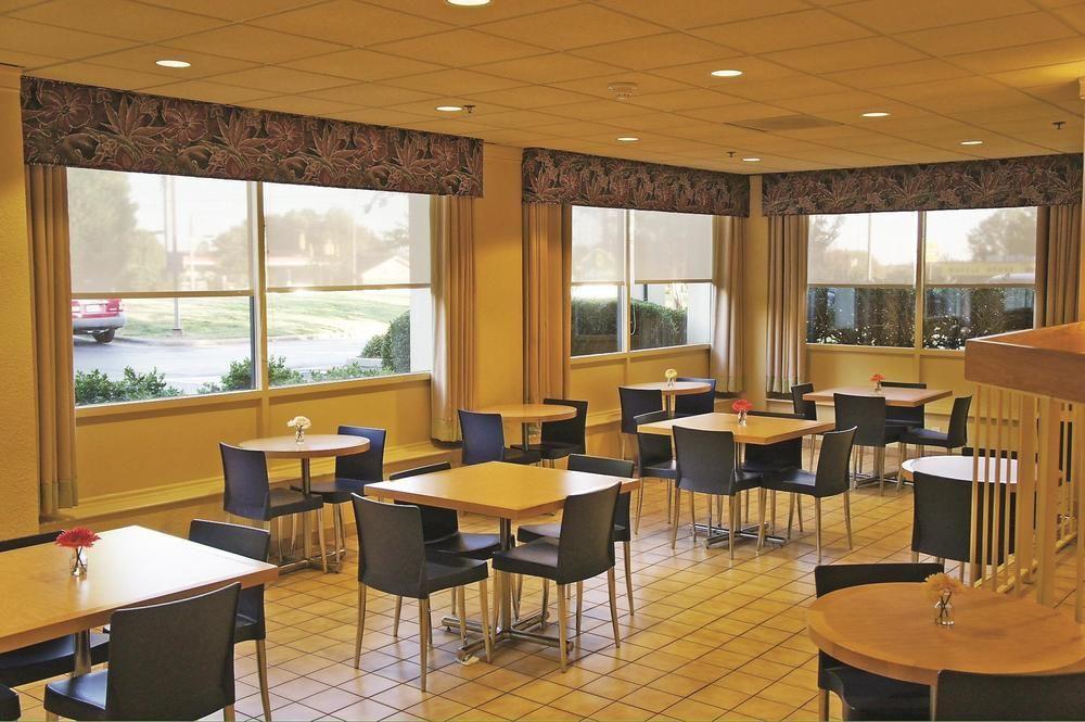 Vista Exterior CLT Airport Inn & Suites