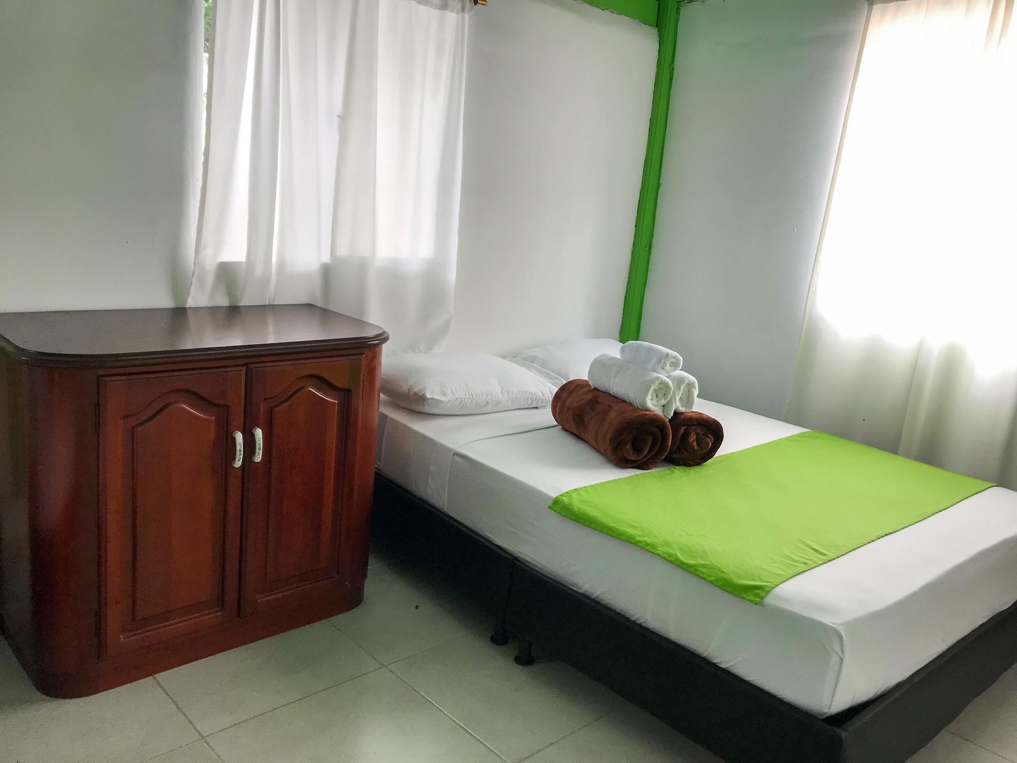 Habitación Room in Guest Room - Room With 1 Double bed and 2 Single Beds