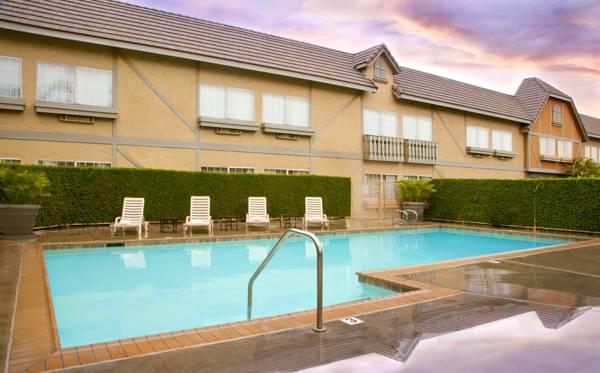 Vista Piscina Folk Inn Ontario Airport