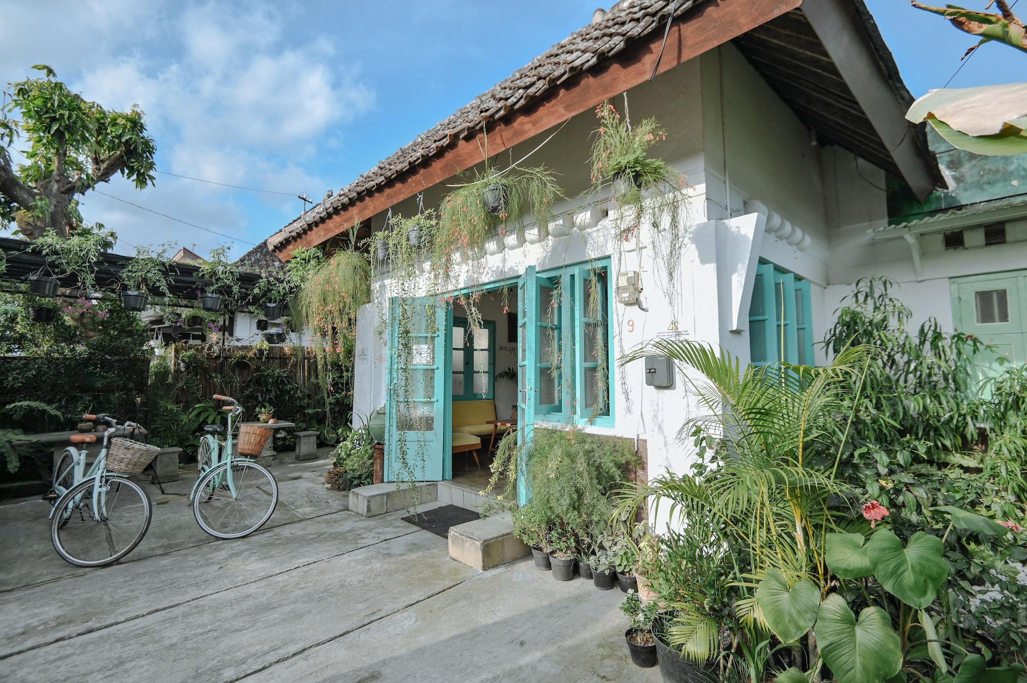 Vista Exterior Snooze Guesthouse Yogyakarta - Hostel