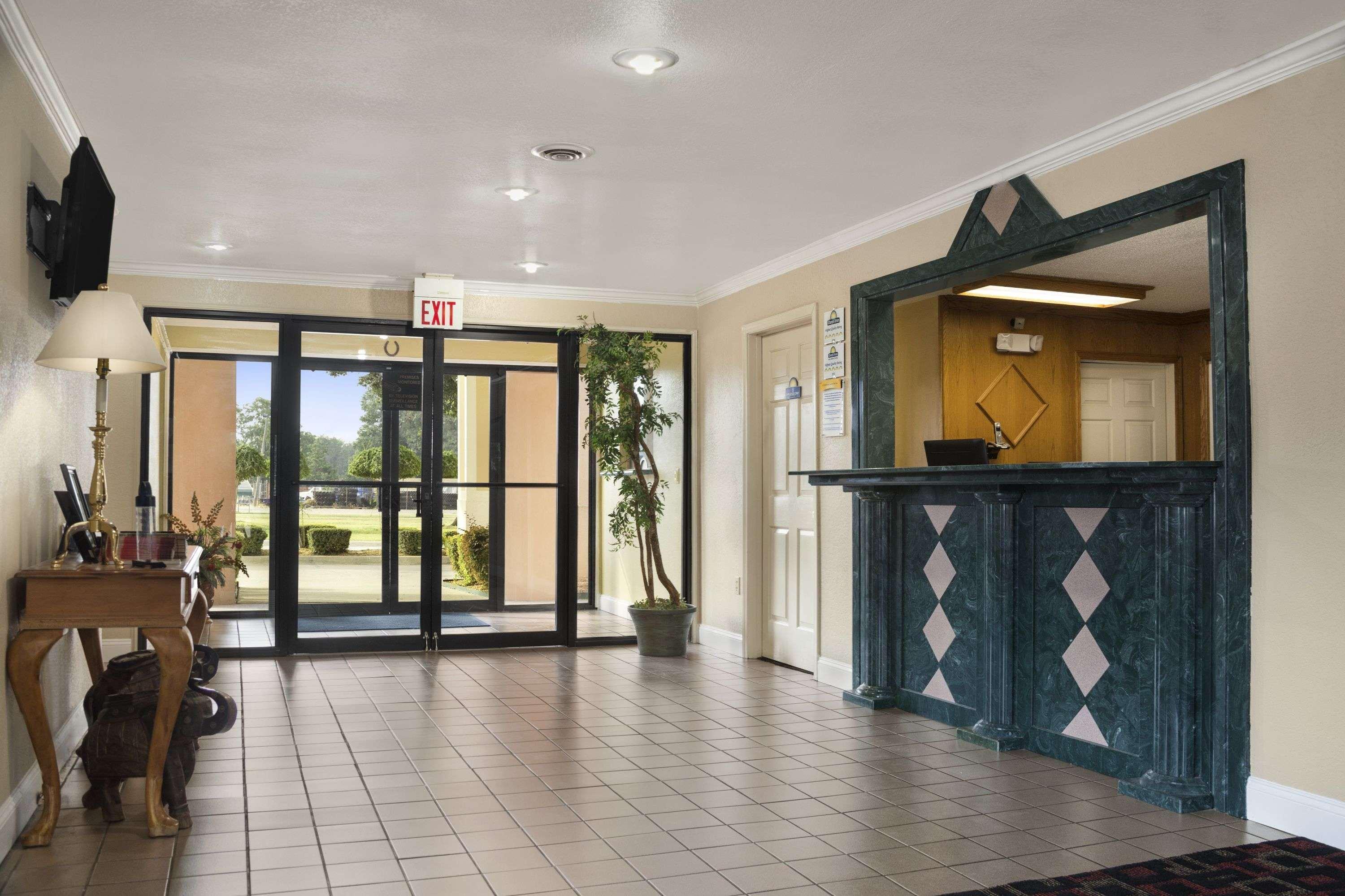 Vista Lobby Days Inn & Suites by Wyndham Stuttgart