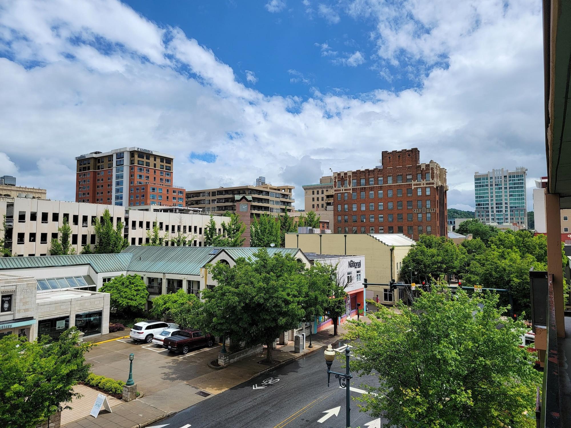 Varios Downtown Inn and Suites