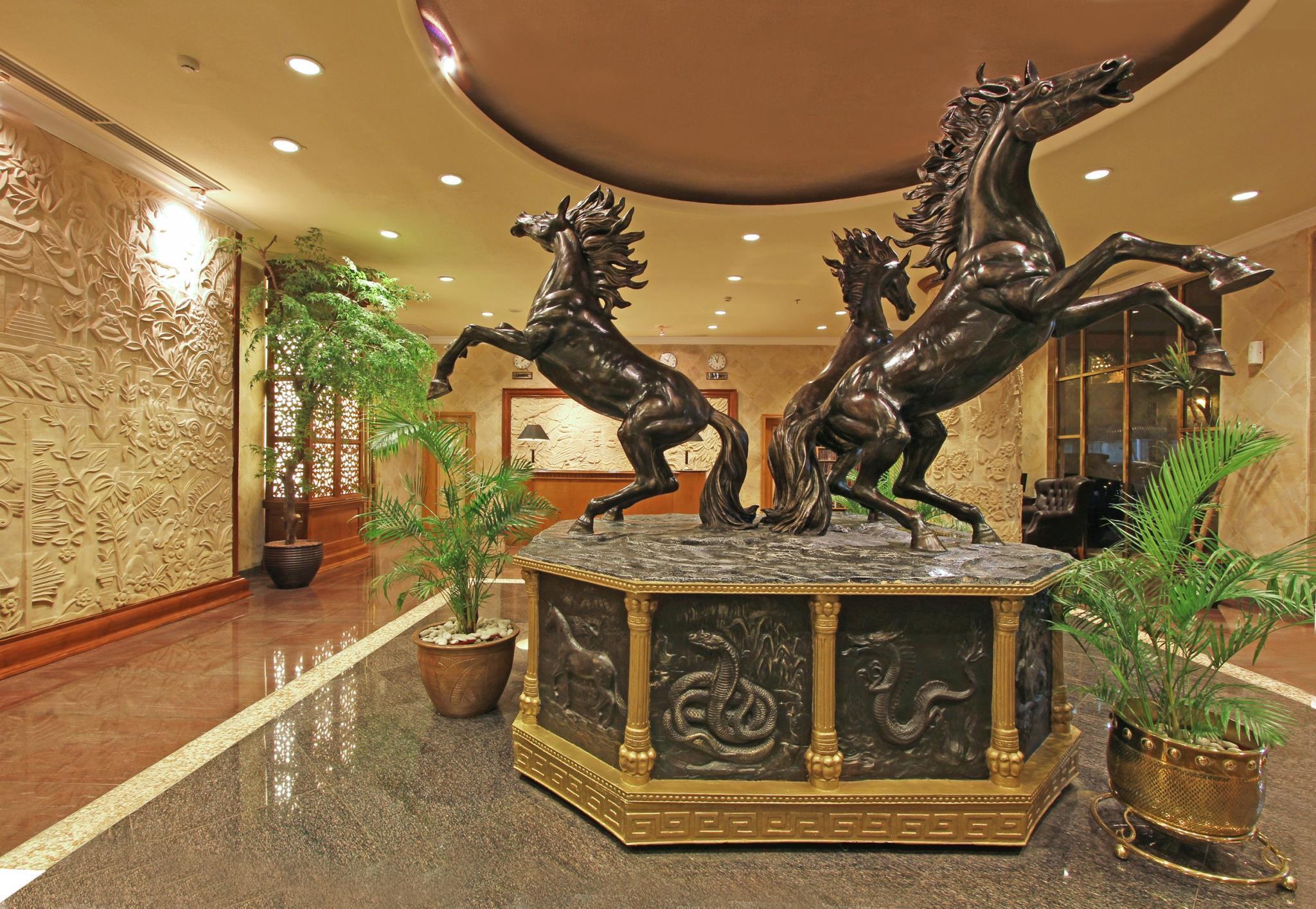 Vista Lobby Harmoni Suites Hotel