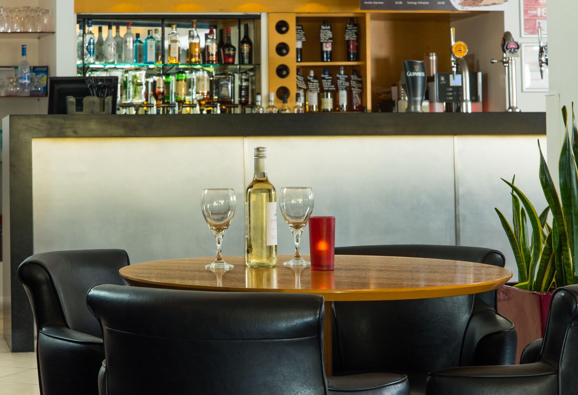 Bar/Salón Holiday Inn Express Hemel Hempstead by IHG