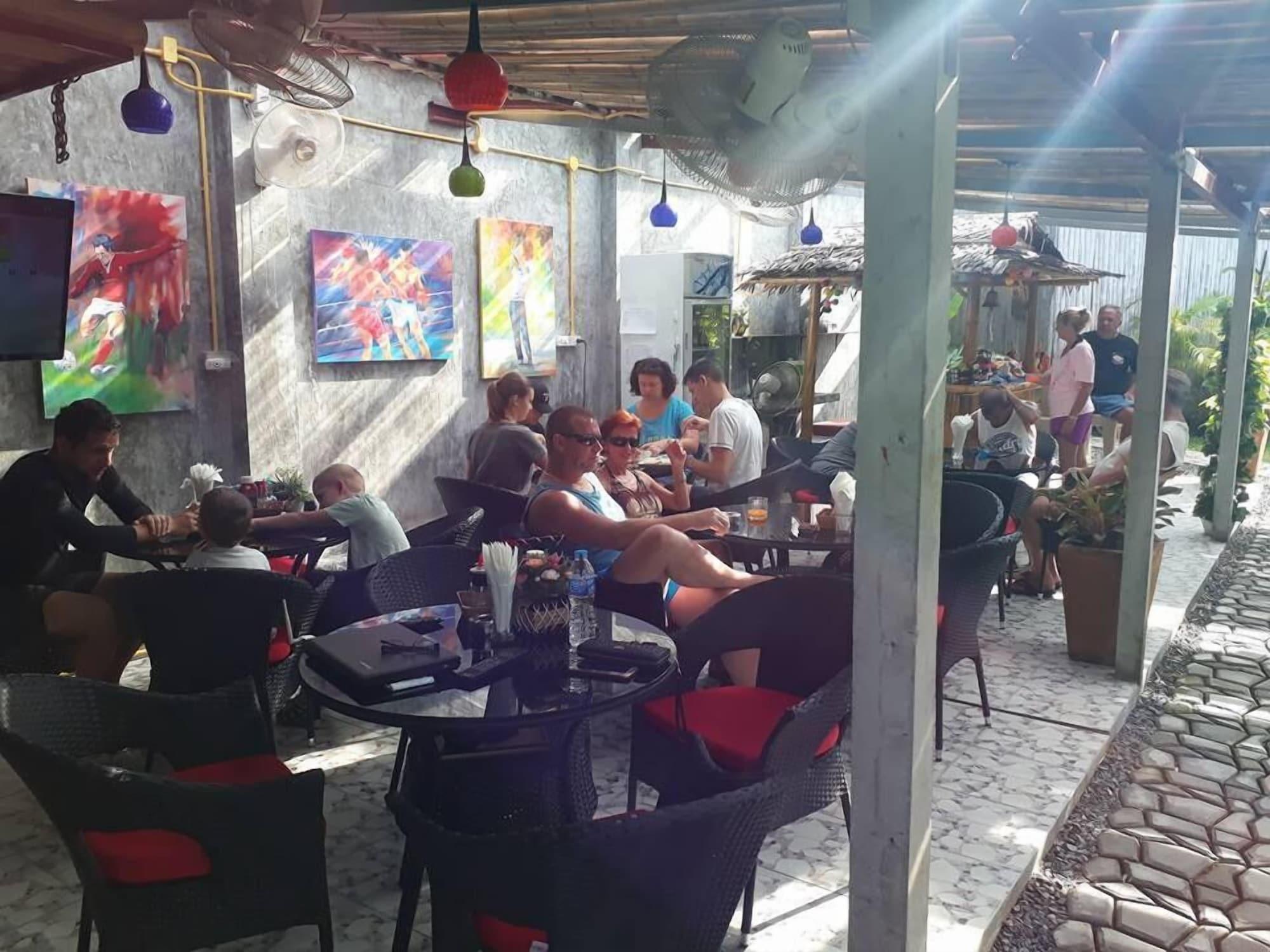 Restaurant B Happy Resort