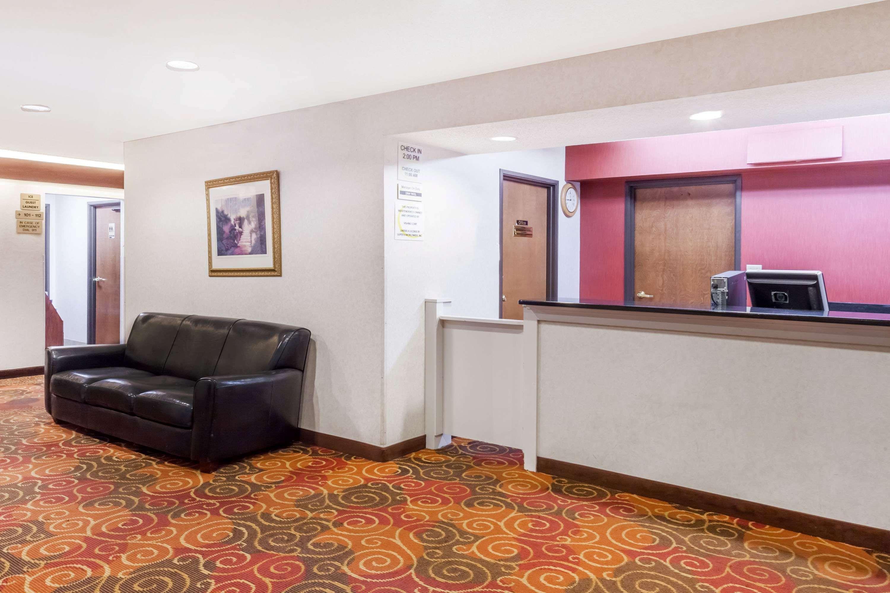Vista Lobby Super 8 by Wyndham Evansville North