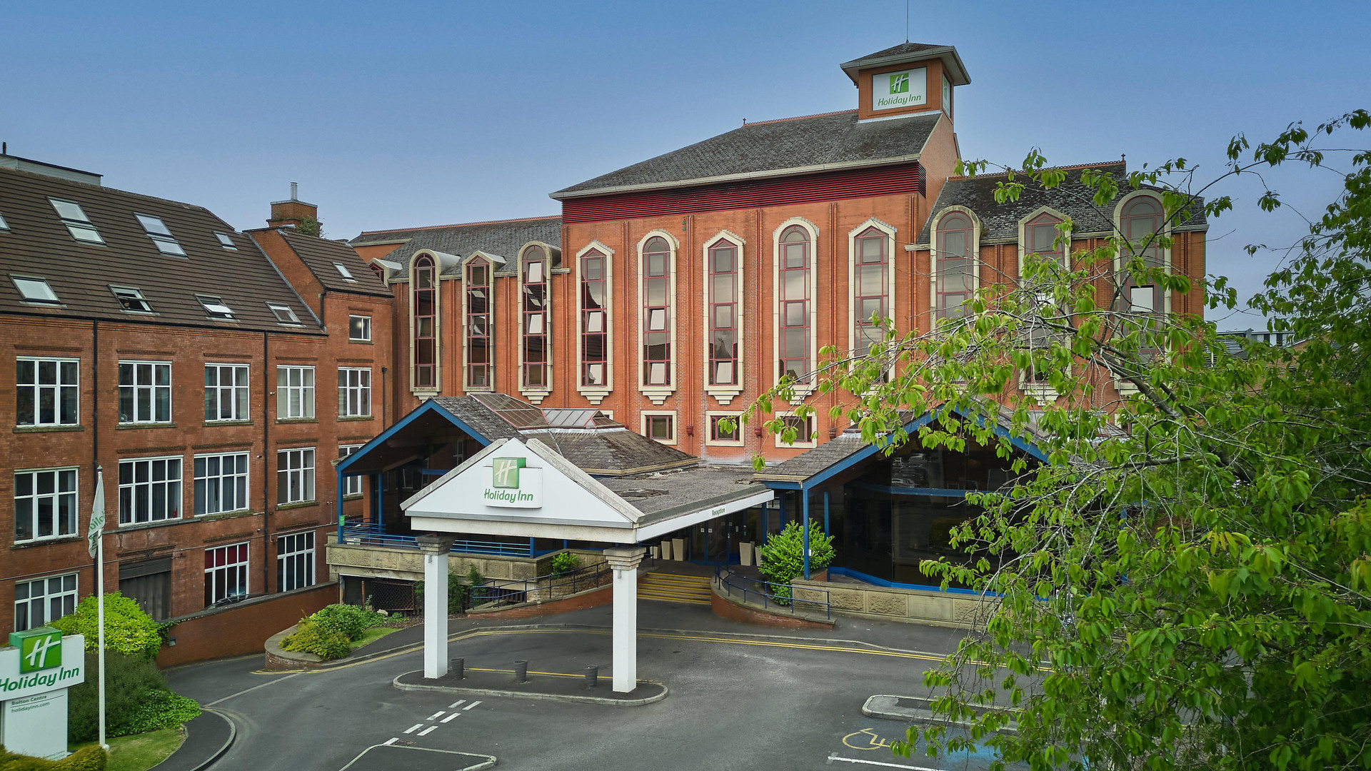 Vista Exterior Holiday Inn Bolton Centre by IHG
